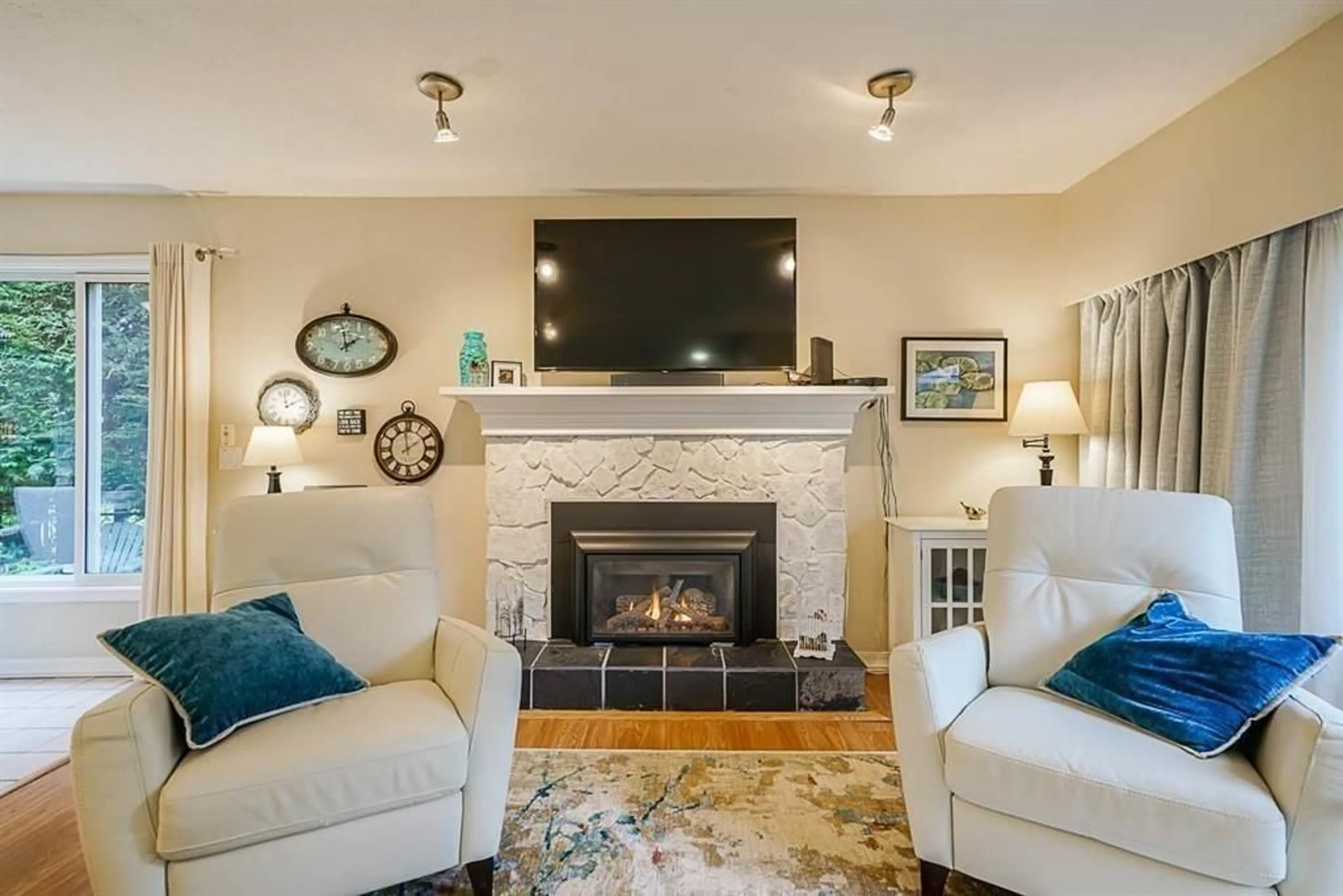Living room with furniture, unknown for 20419 40B, Langley British Columbia V3A5M4