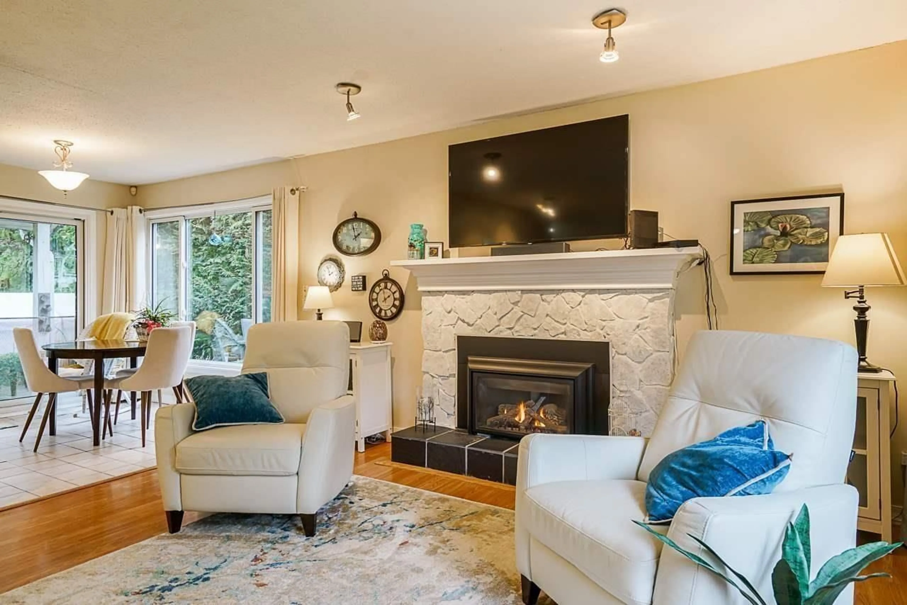 Living room with furniture, unknown for 20419 40B, Langley British Columbia V3A5M4