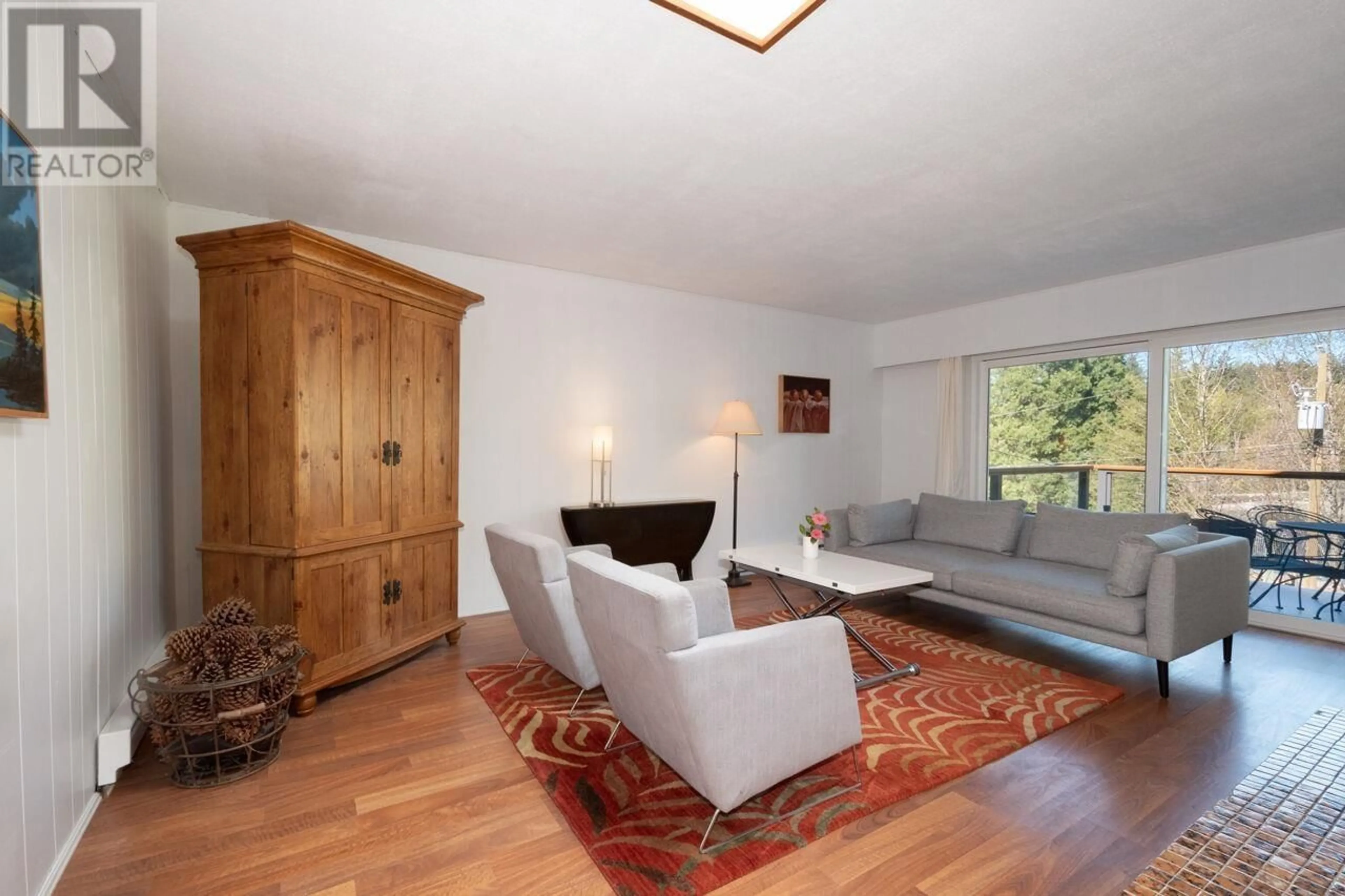 Living room with furniture, wood/laminate floor for 407 CARDENA DRIVE, Bowen Island British Columbia V0N1G1