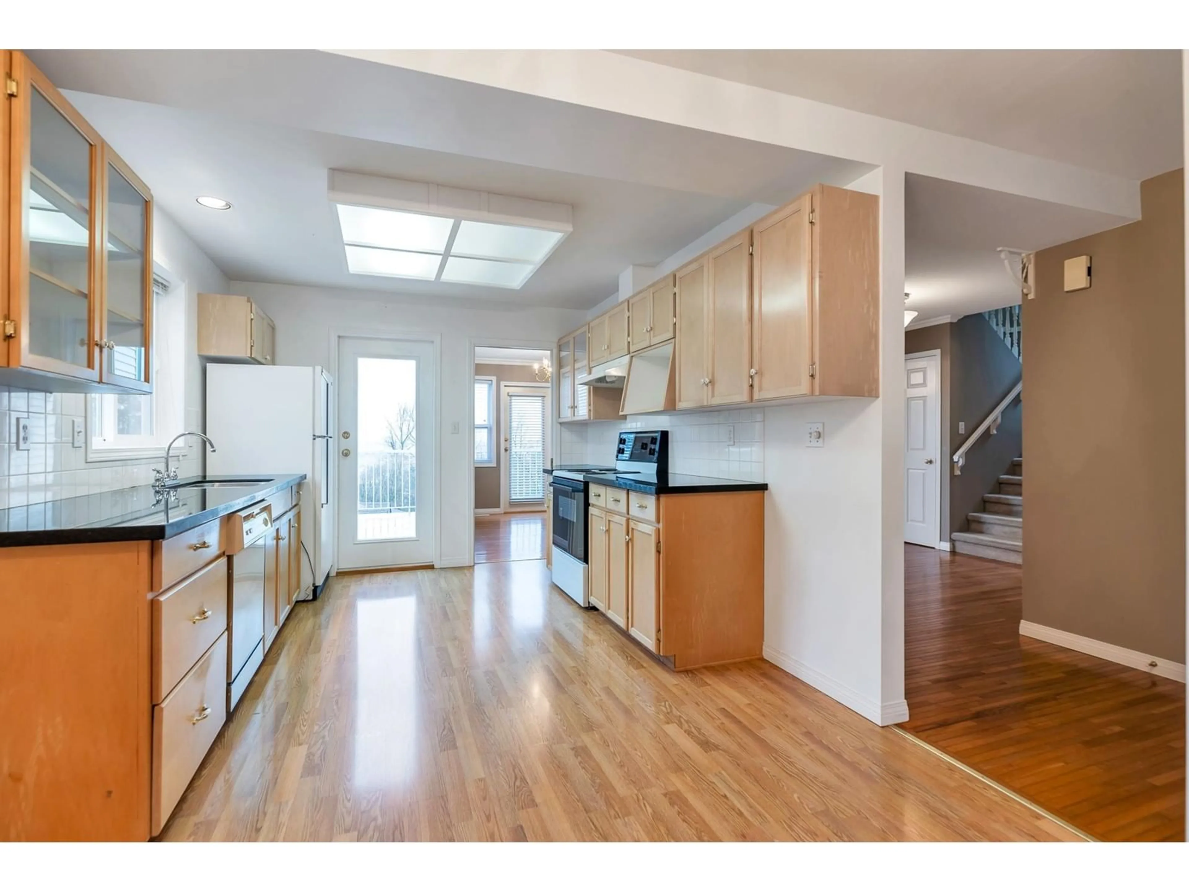 Open concept kitchen, wood/laminate floor for 36140 WALTER, Abbotsford British Columbia V3G1K9