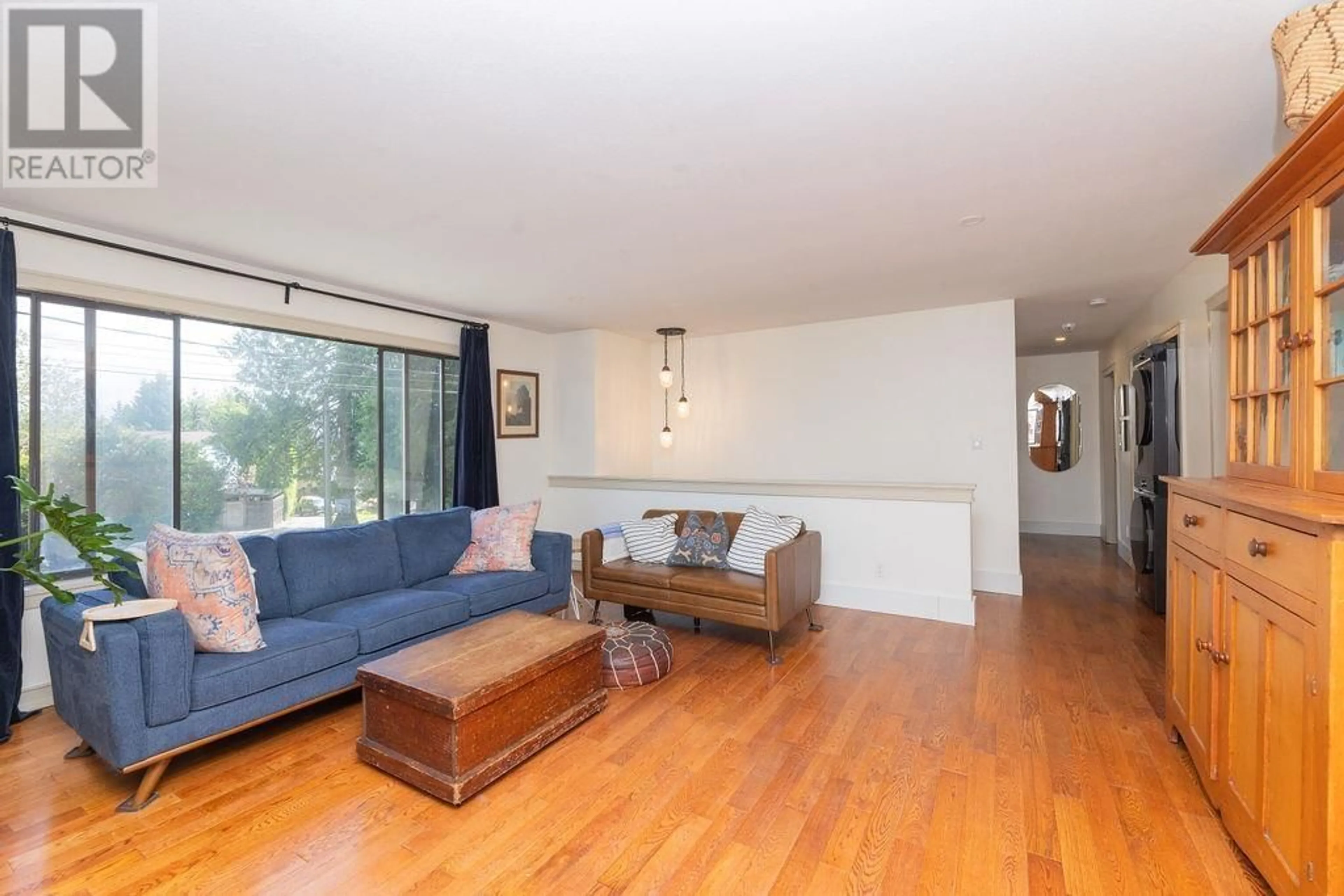 Living room with furniture, wood/laminate floor for 1453 DAVIDSON ROAD, Gibsons British Columbia V0N1V6
