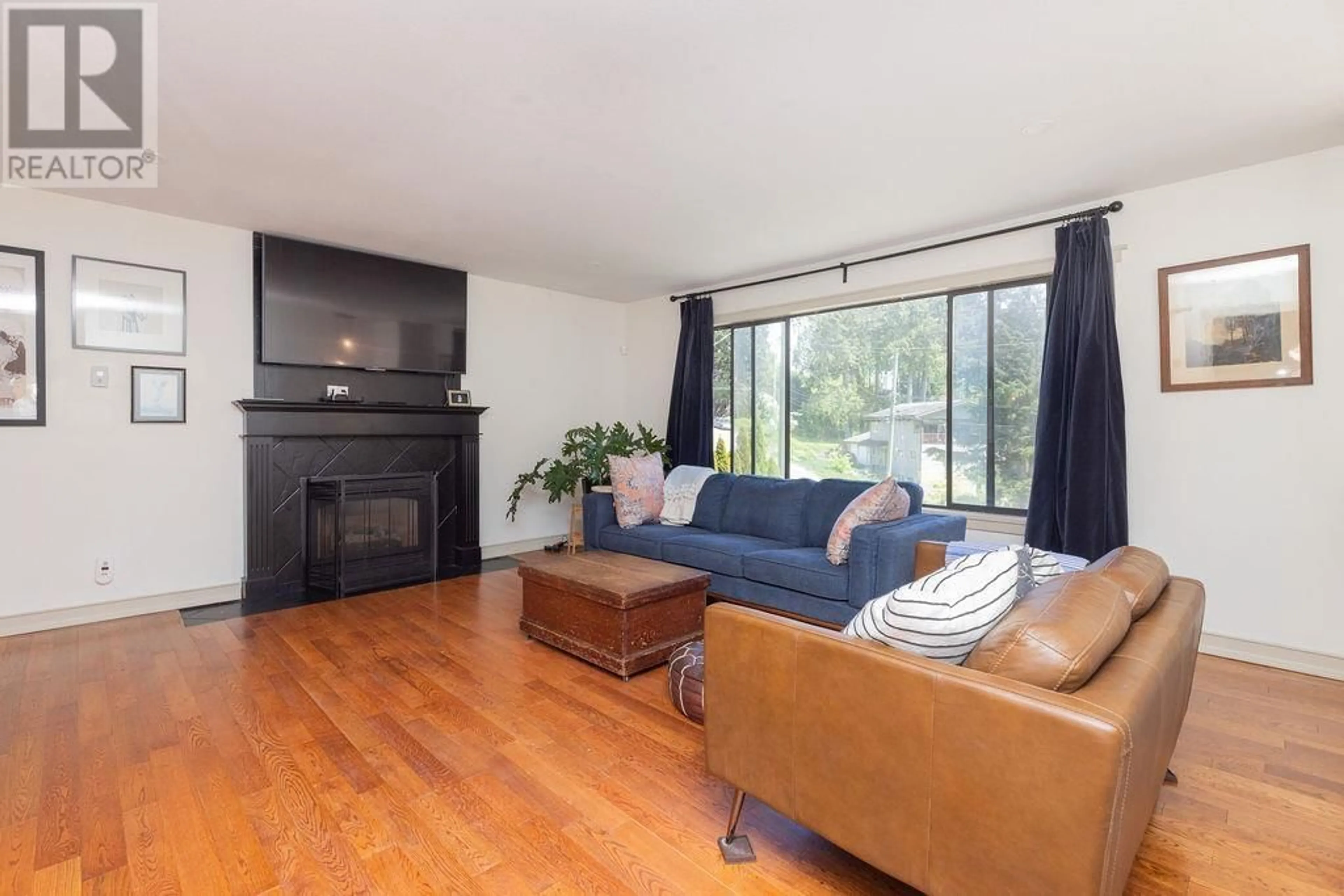 Living room with furniture, wood/laminate floor for 1453 DAVIDSON ROAD, Gibsons British Columbia V0N1V6