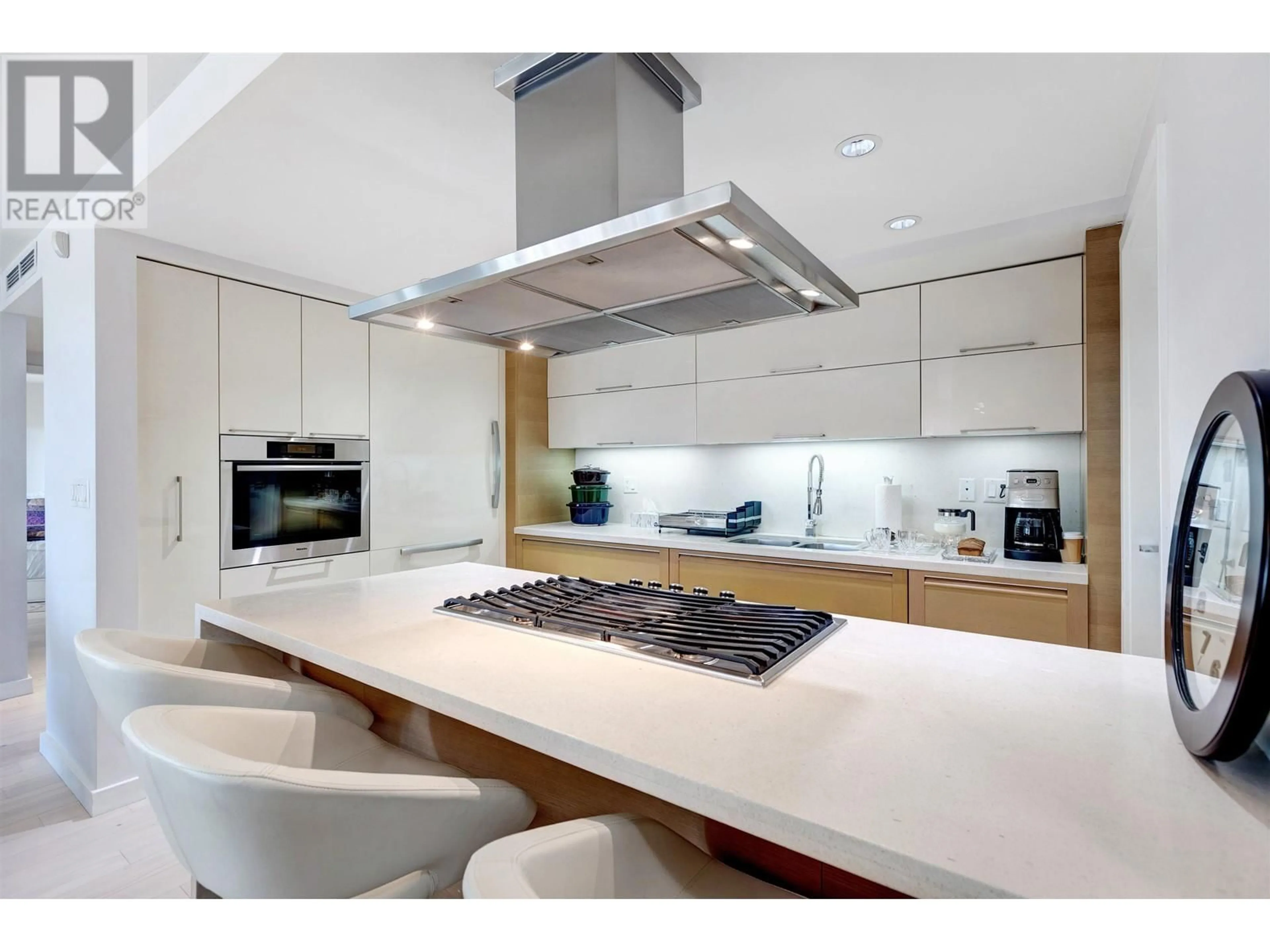 Contemporary kitchen, unknown for 305 - 8 SMITHE MEWS, Vancouver British Columbia V6B0A5