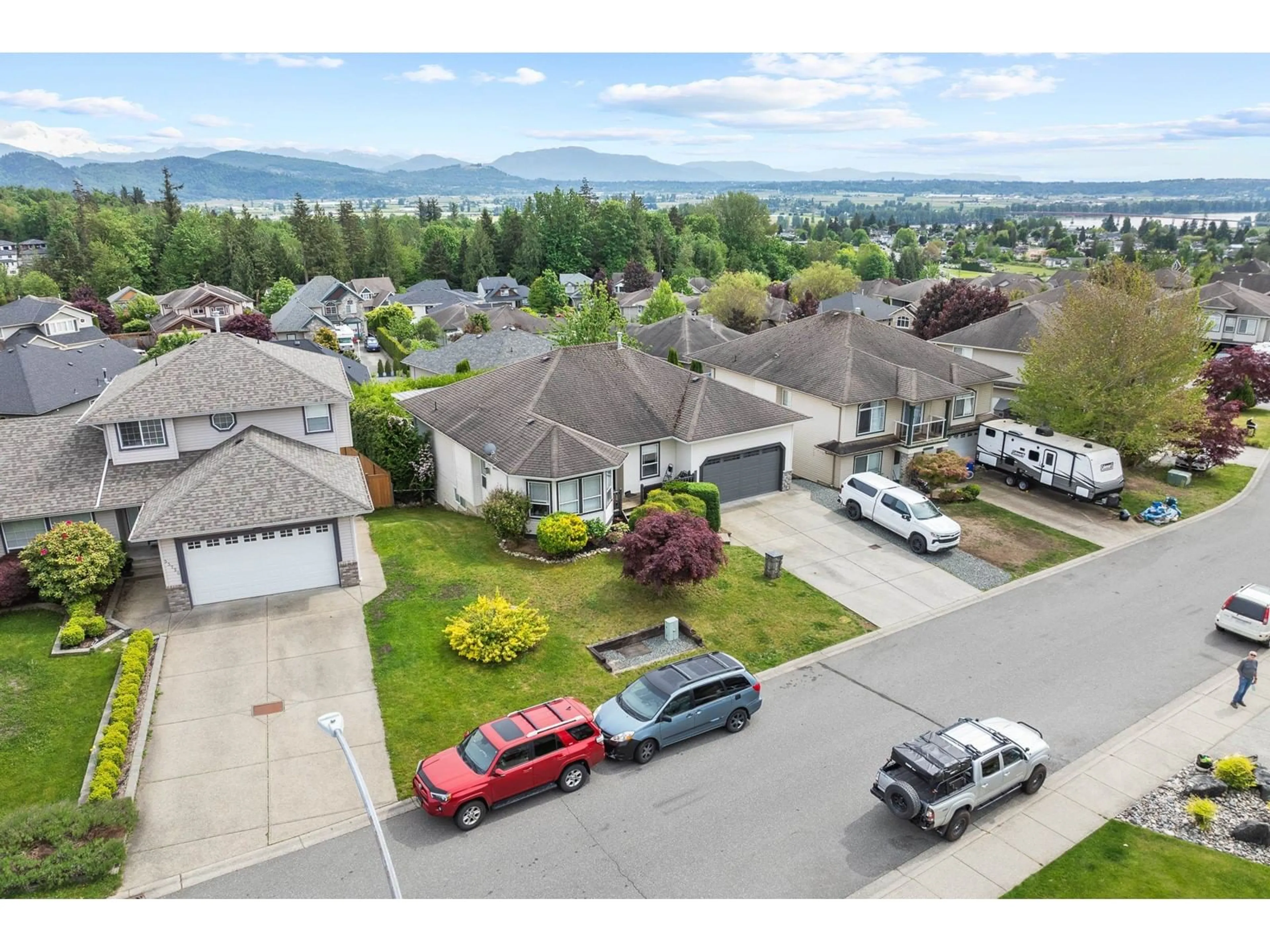 A pic from outside/outdoor area/front of a property/back of a property/a pic from drone, mountain view for 33720 GREWALL, Mission British Columbia V2V7B7
