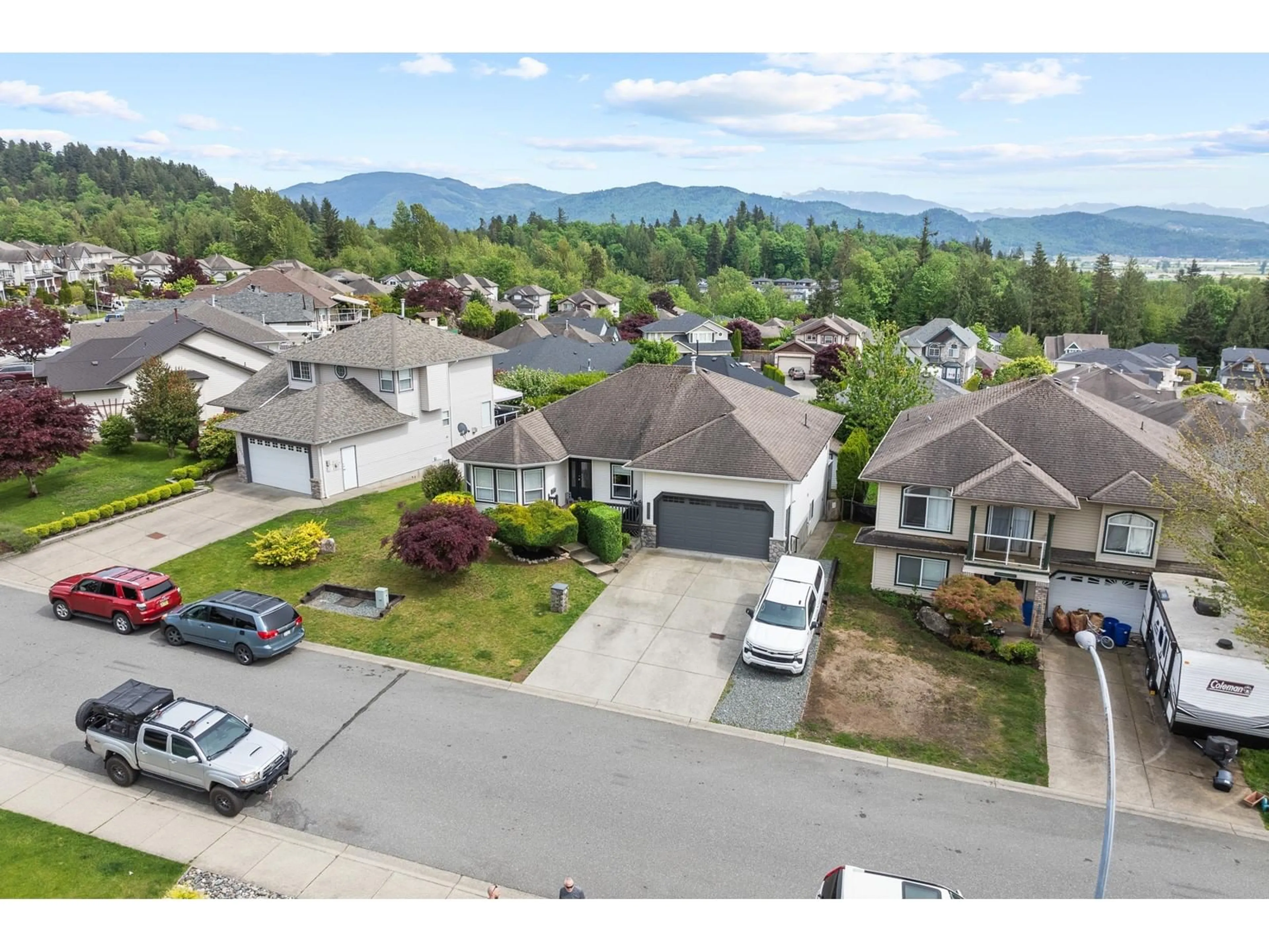 A pic from outside/outdoor area/front of a property/back of a property/a pic from drone, mountain view for 33720 GREWALL, Mission British Columbia V2V7B7