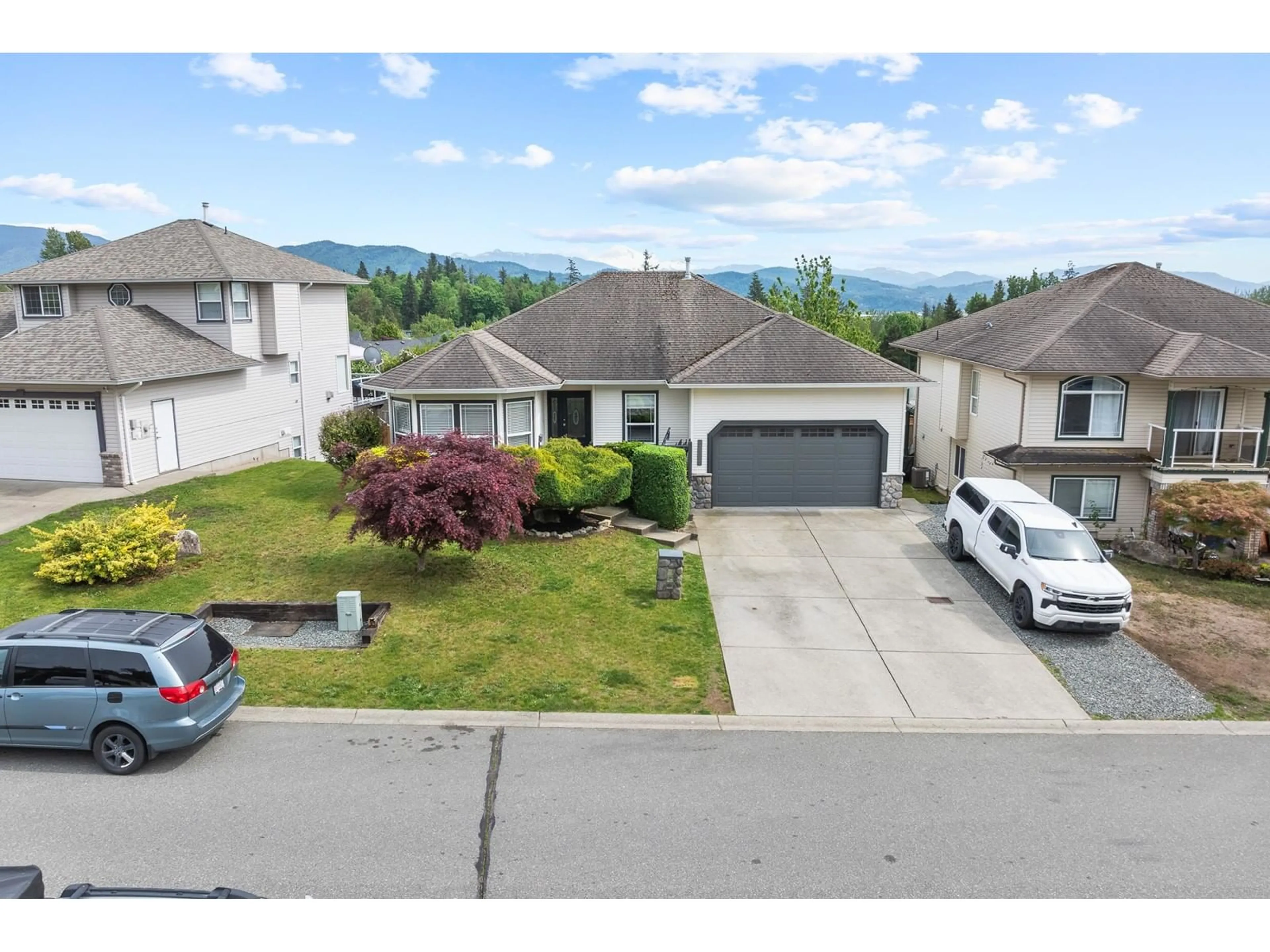 A pic from outside/outdoor area/front of a property/back of a property/a pic from drone, mountain view for 33720 GREWALL, Mission British Columbia V2V7B7
