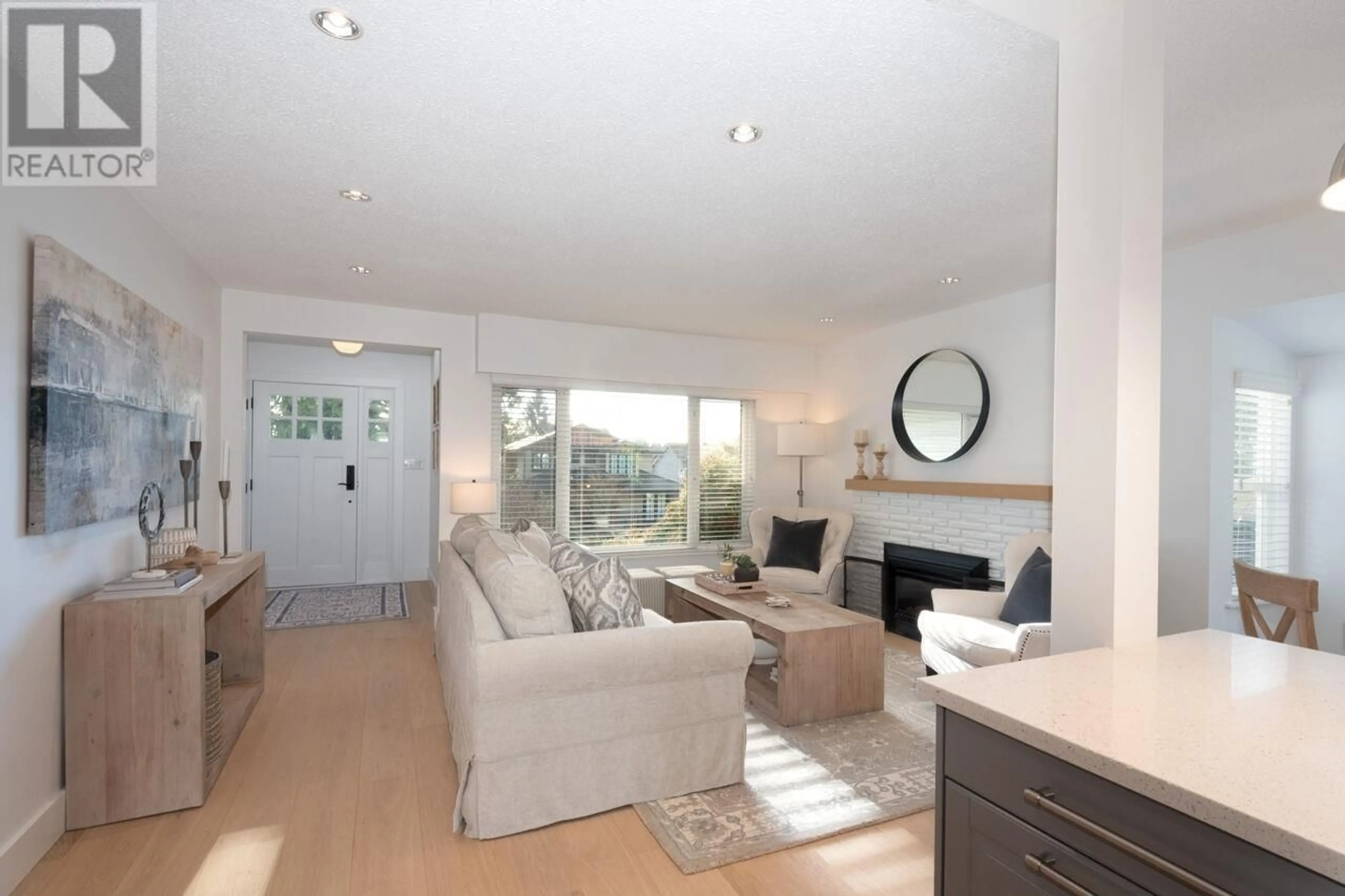 Living room with furniture, wood/laminate floor for 416 26TH STREET, North Vancouver British Columbia V7N2G8