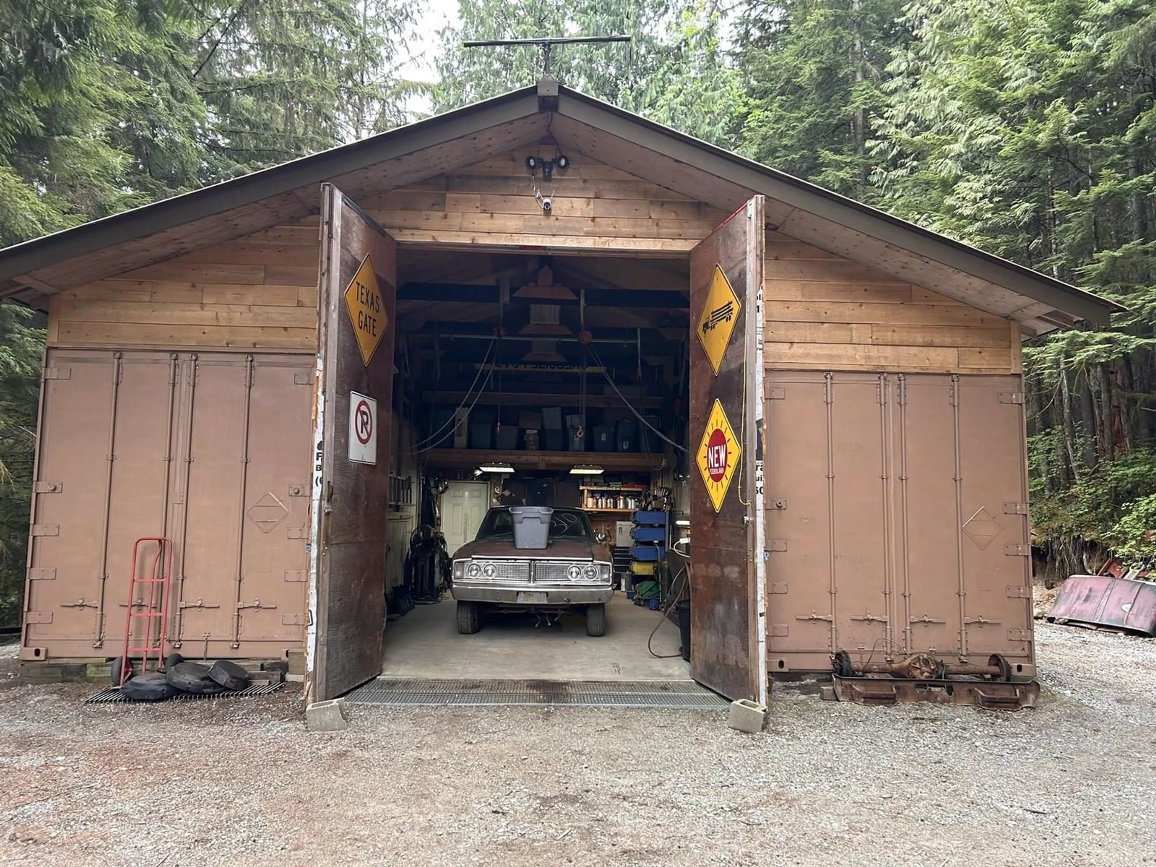 Indoor garage for 12483 CARDINAL, Mission British Columbia V4S1L3
