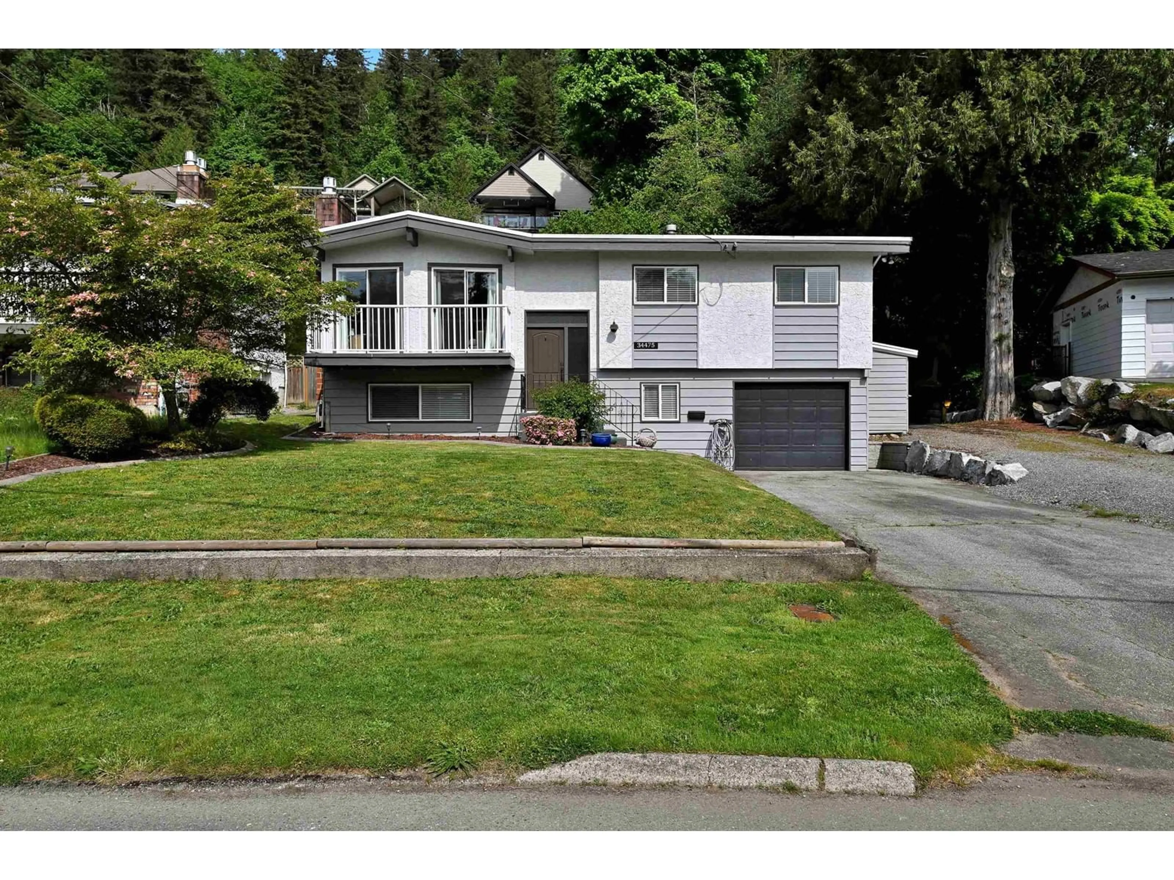 Home with vinyl exterior material, street for 34475 JASPER, Mission British Columbia V2V6P5