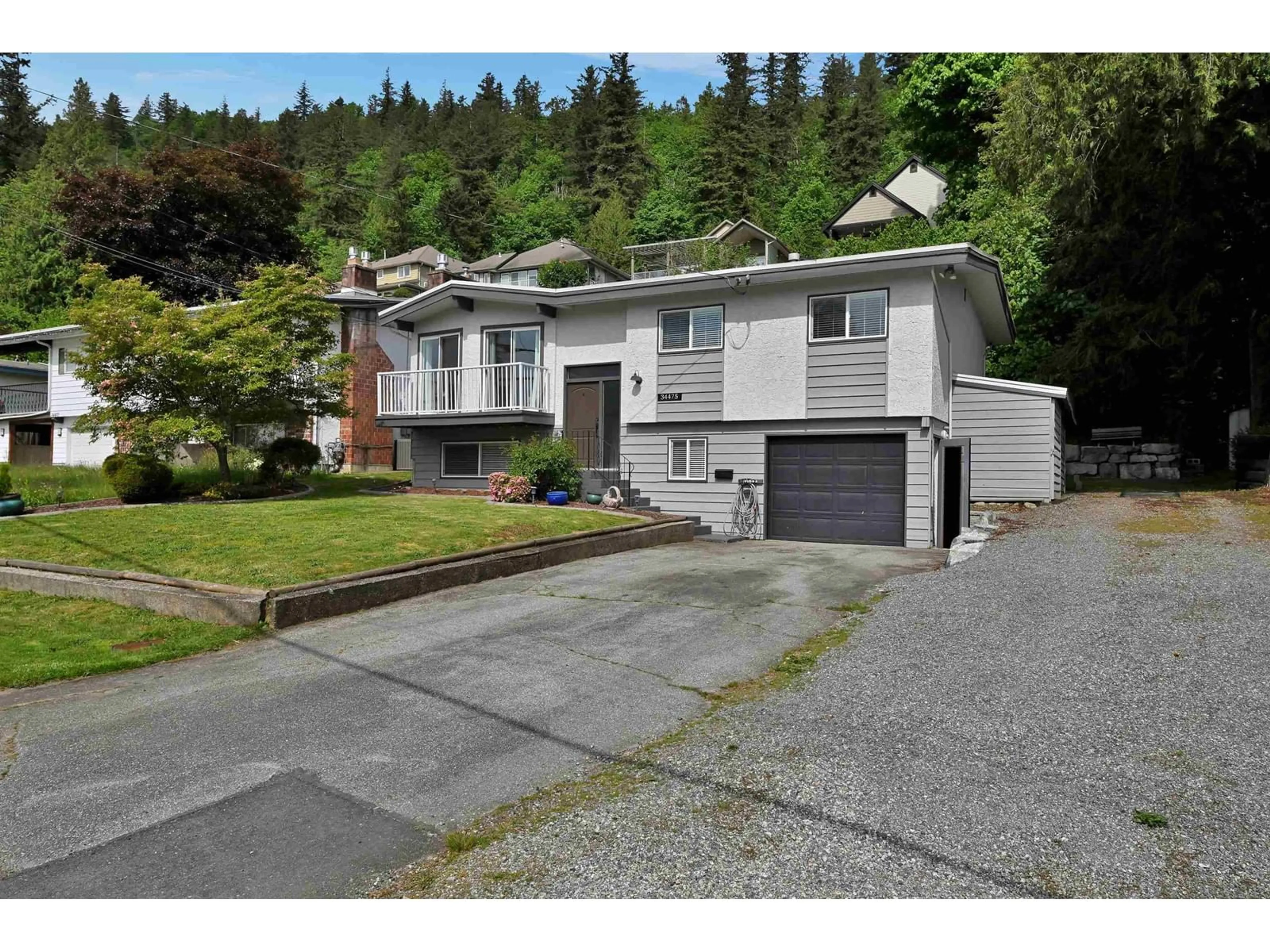 Home with vinyl exterior material, street for 34475 JASPER, Mission British Columbia V2V6P5