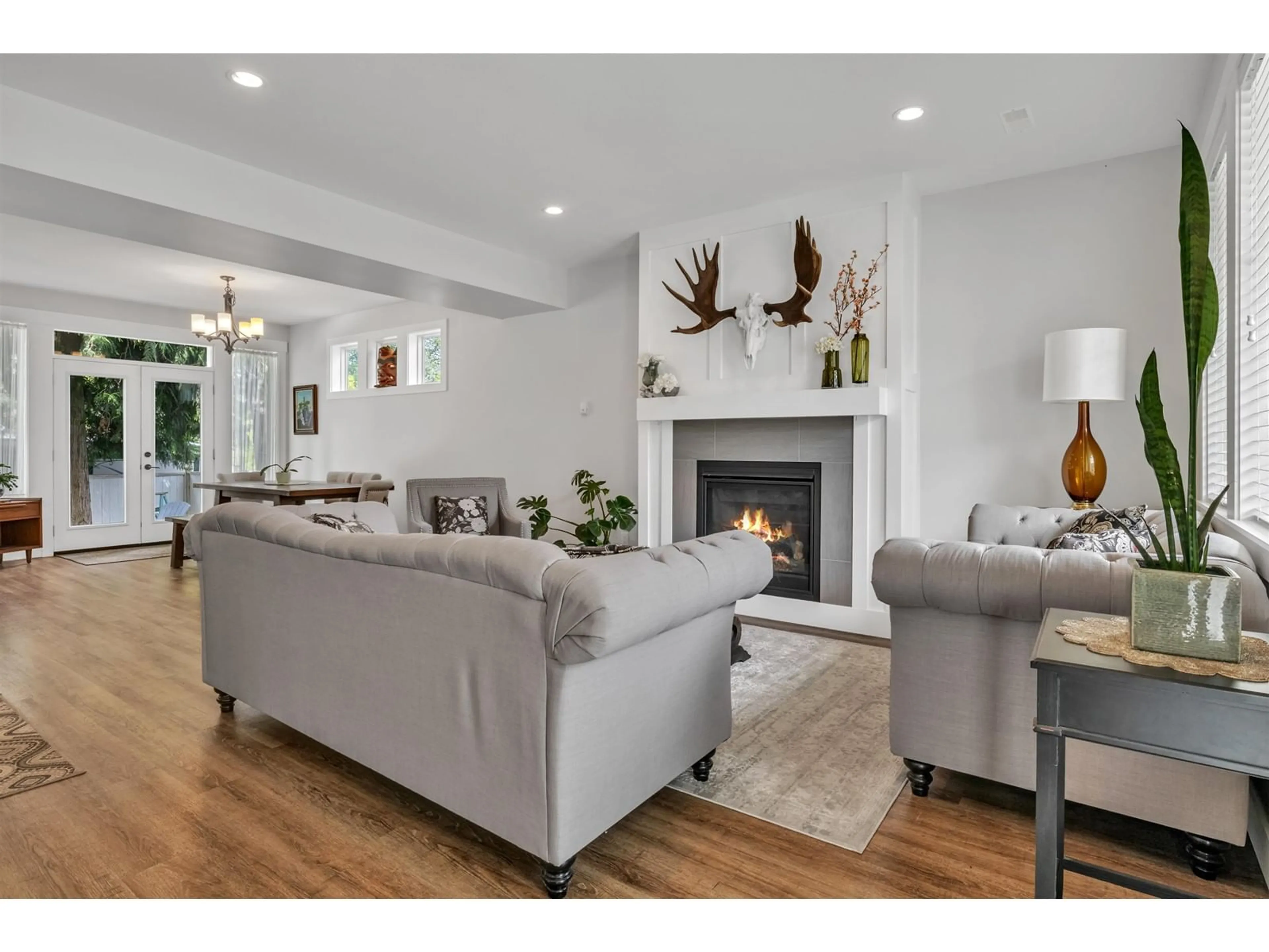 Living room with furniture, wood/laminate floor for 2 - 33973 HAZELWOOD, Abbotsford British Columbia V2S7V2