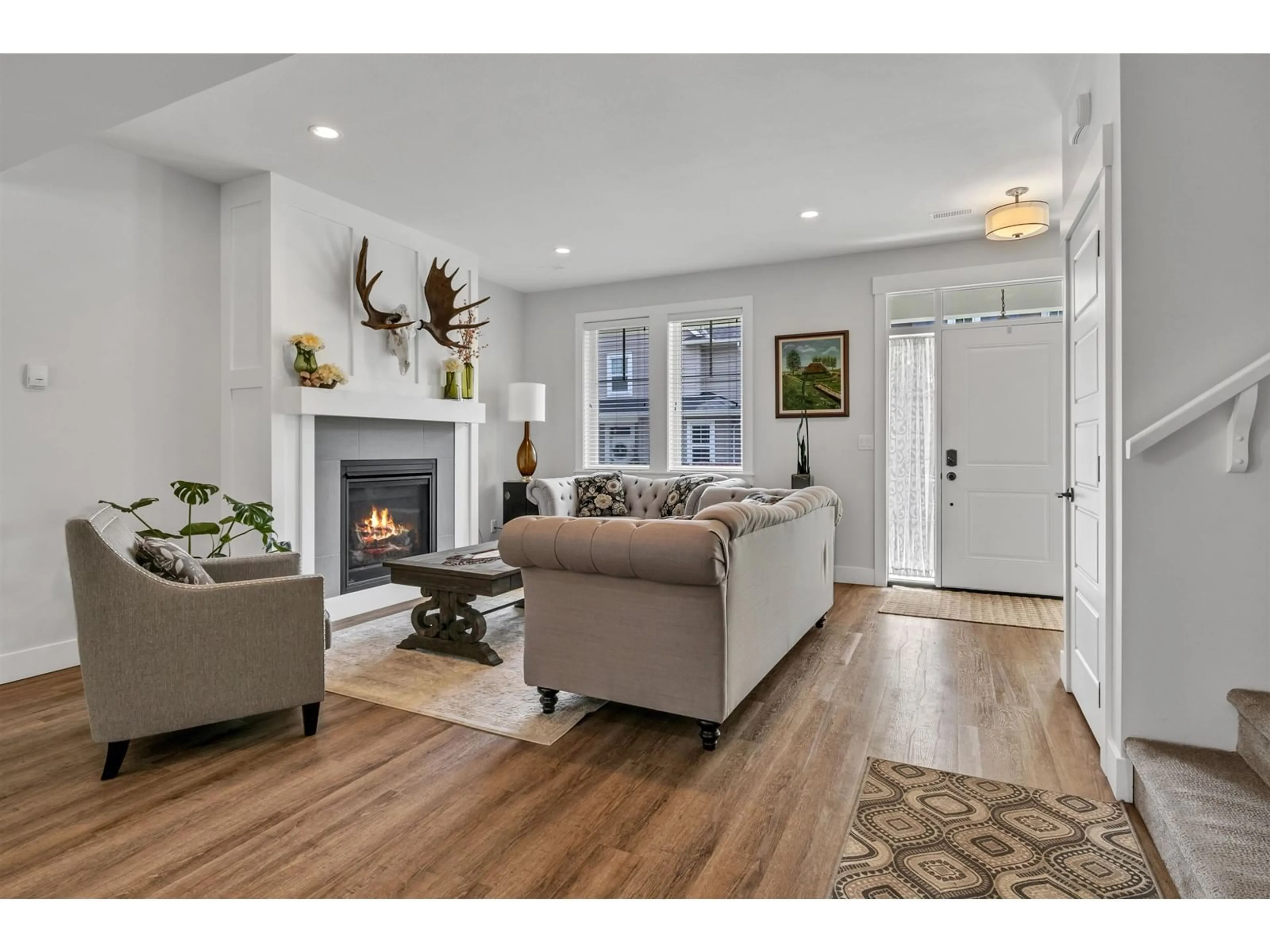 Living room with furniture, wood/laminate floor for 2 - 33973 HAZELWOOD, Abbotsford British Columbia V2S7V2