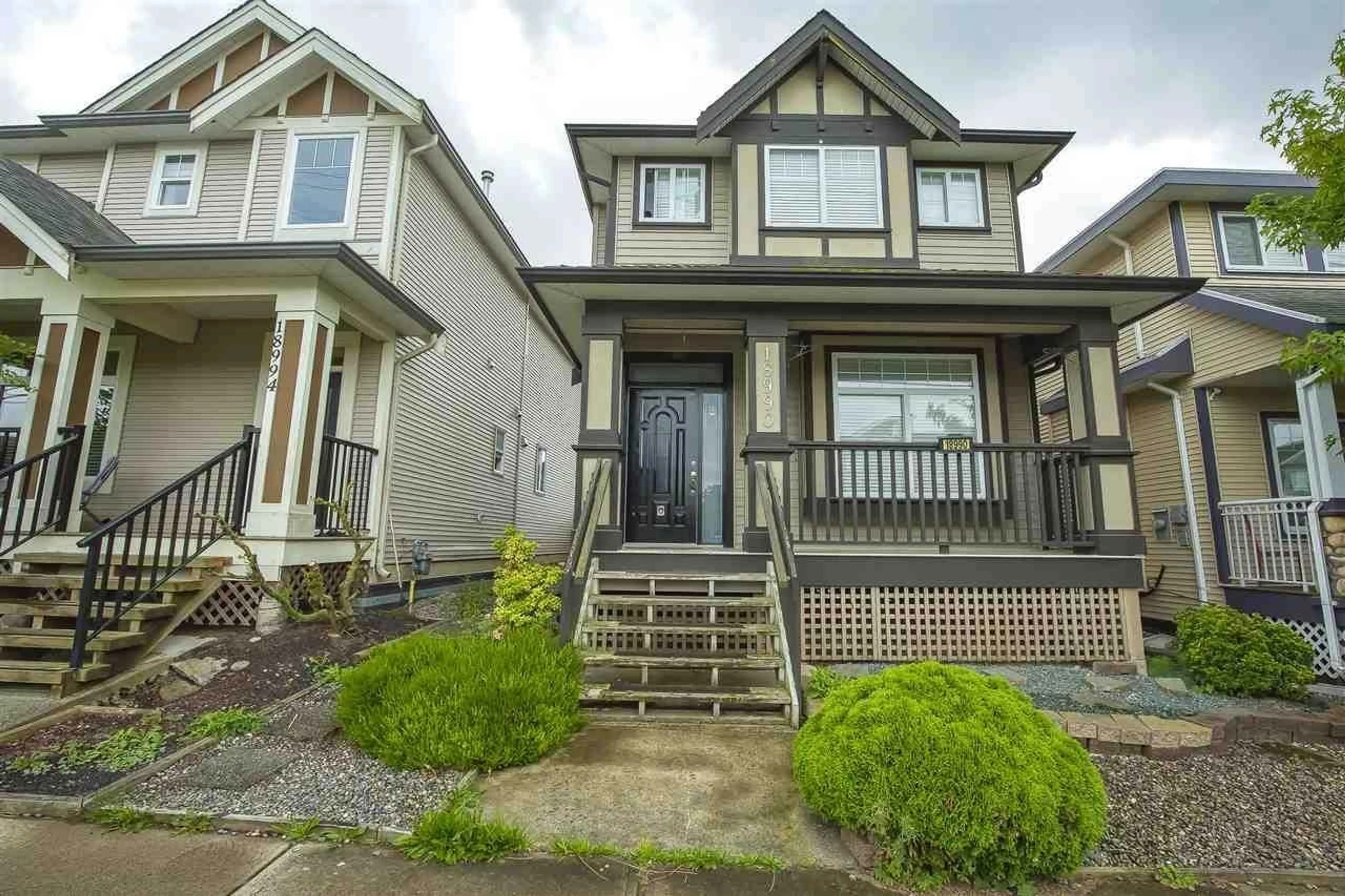 Home with vinyl exterior material, street for 18990 72, Surrey British Columbia V4N0A7