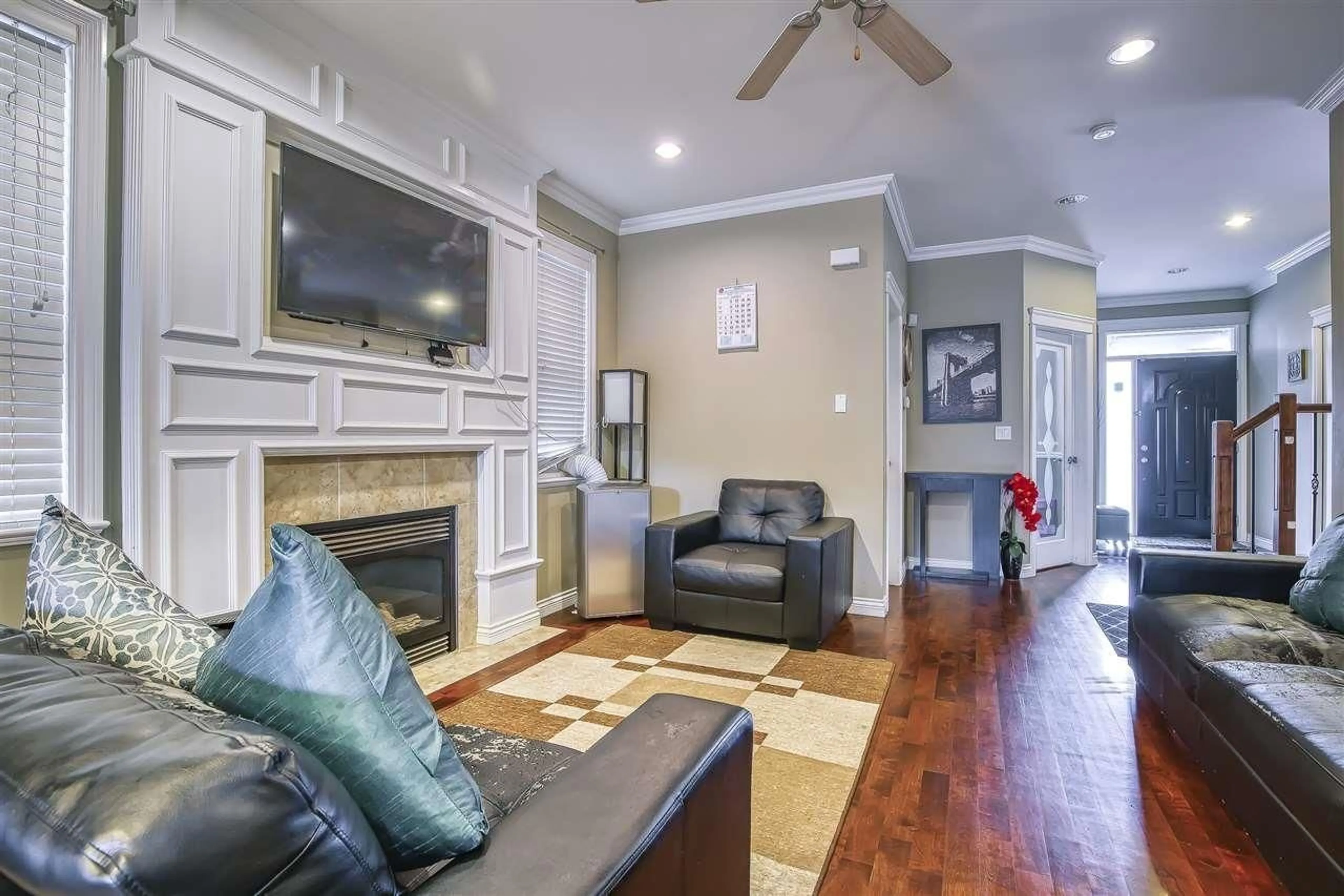 Living room with furniture, wood/laminate floor for 18990 72, Surrey British Columbia V4N0A7