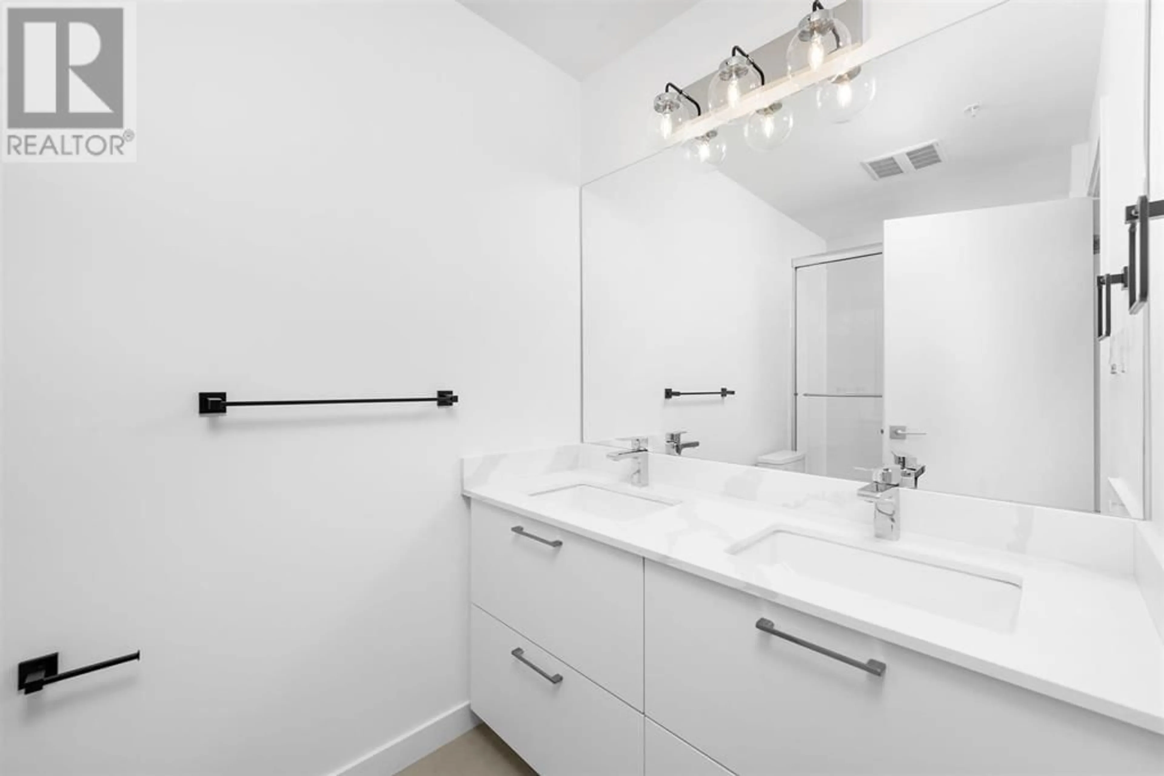 Standard bathroom, ceramic/tile floor for 401 - 2331 KELLY AVENUE, Port Coquitlam British Columbia V3C1Y3