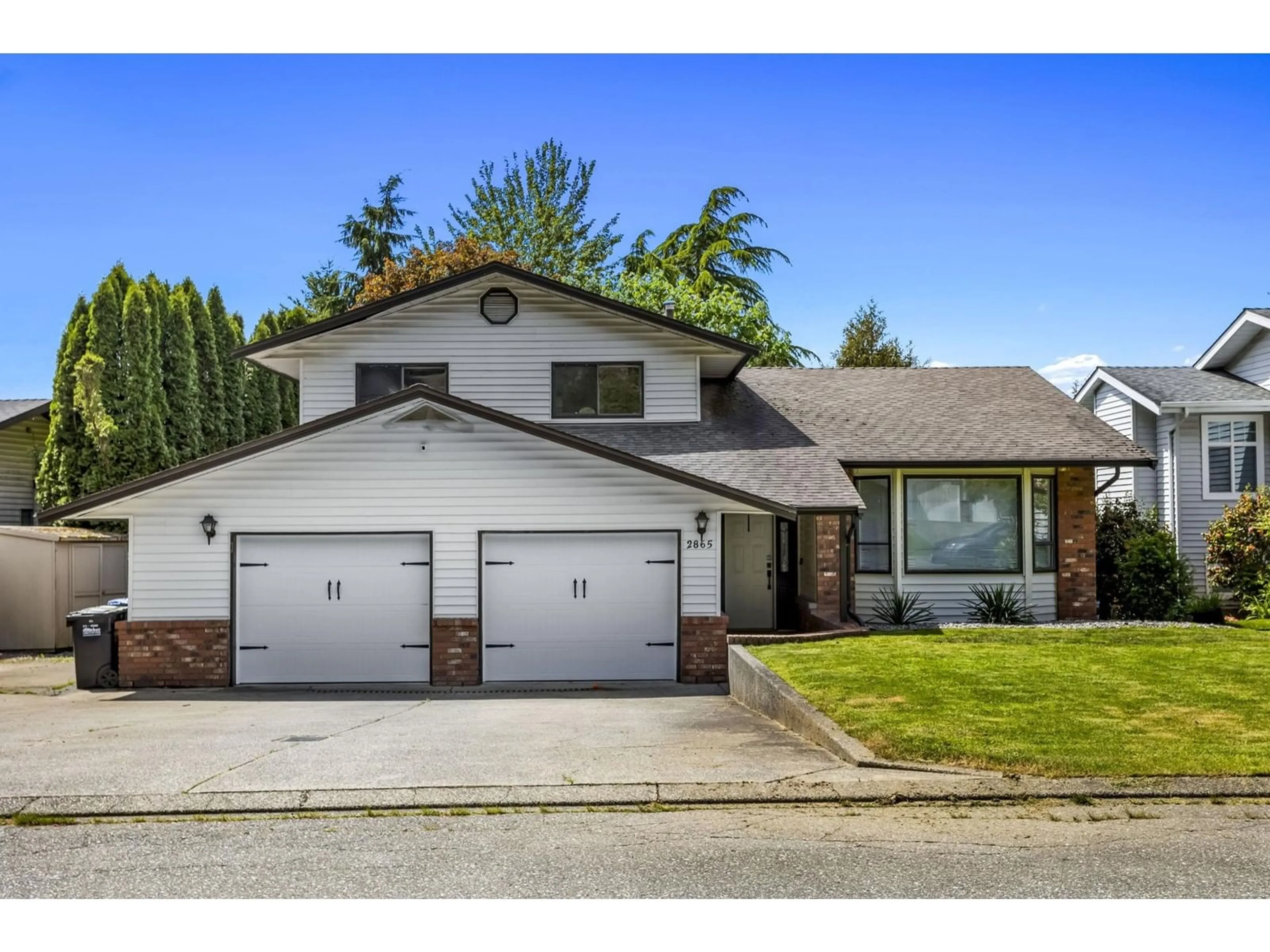 Home with vinyl exterior material, street for 2865 GLENSHIEL, Abbotsford British Columbia V3G1G8