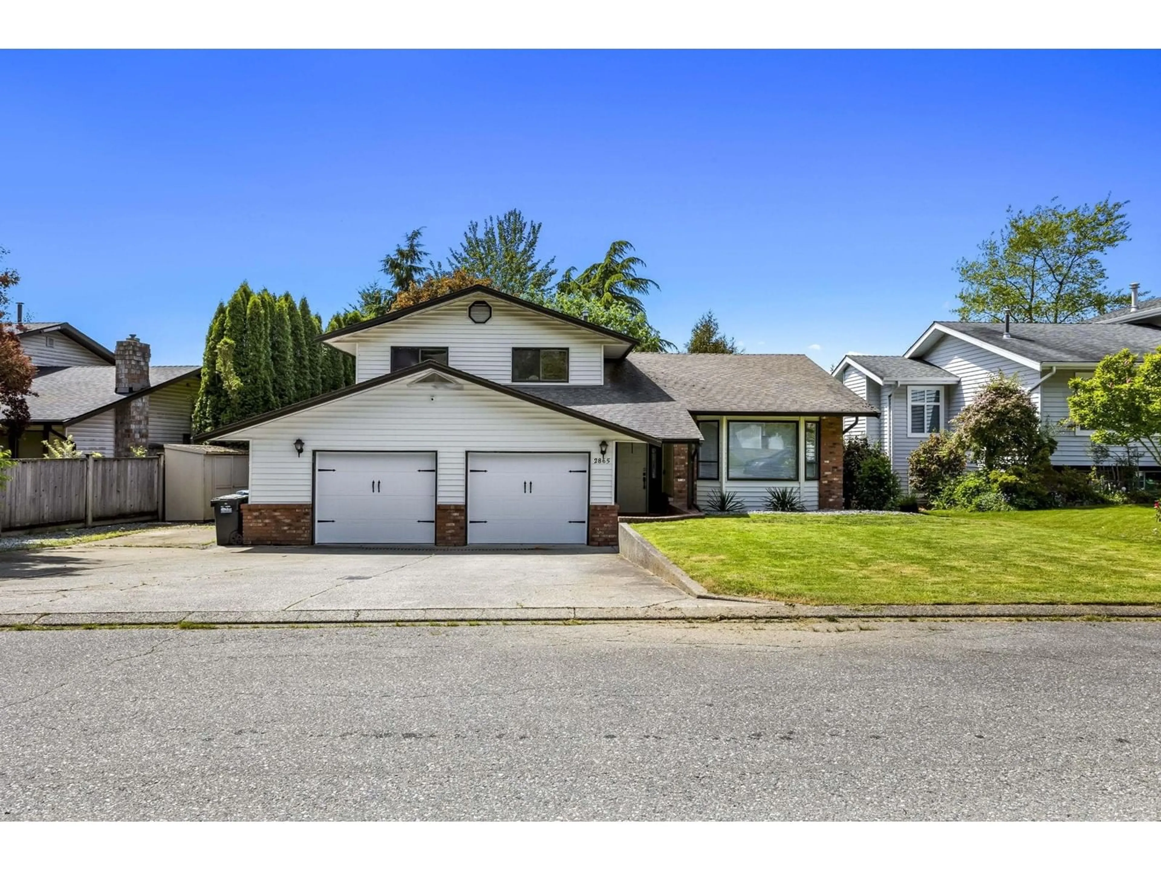 Home with vinyl exterior material, street for 2865 GLENSHIEL, Abbotsford British Columbia V3G1G8