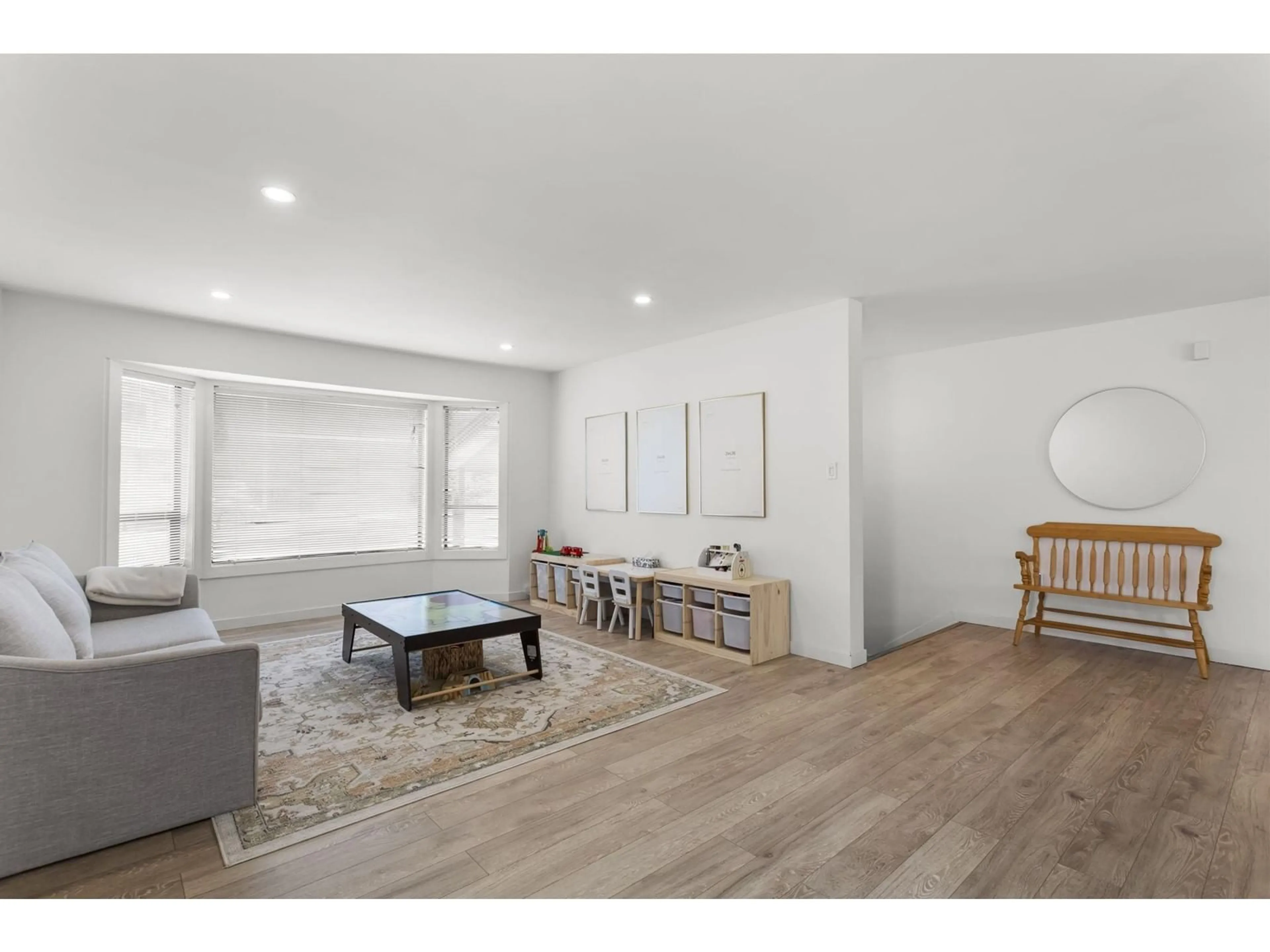 Living room with furniture, wood/laminate floor for 2865 GLENSHIEL, Abbotsford British Columbia V3G1G8