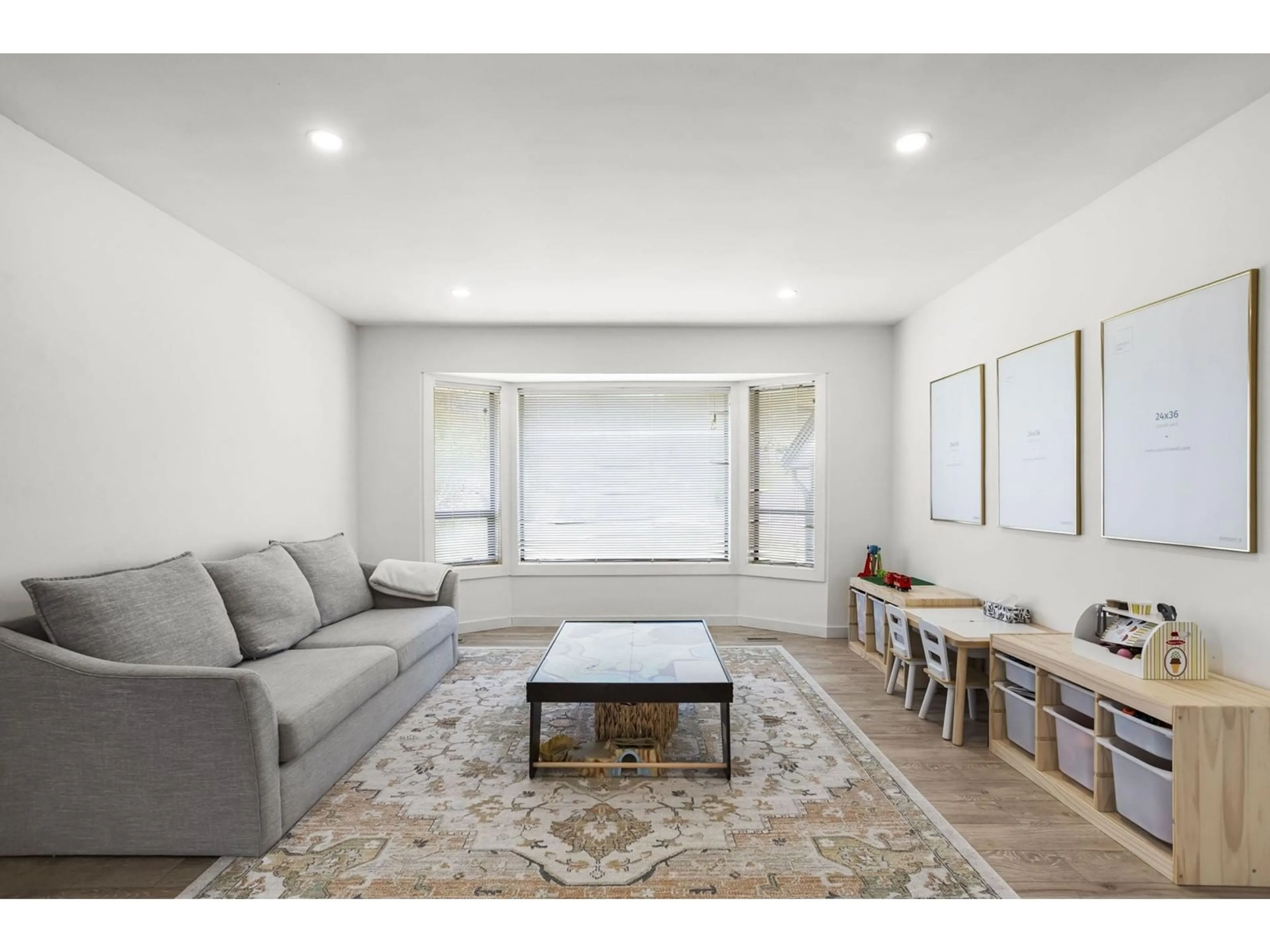 Living room with furniture, unknown for 2865 GLENSHIEL, Abbotsford British Columbia V3G1G8