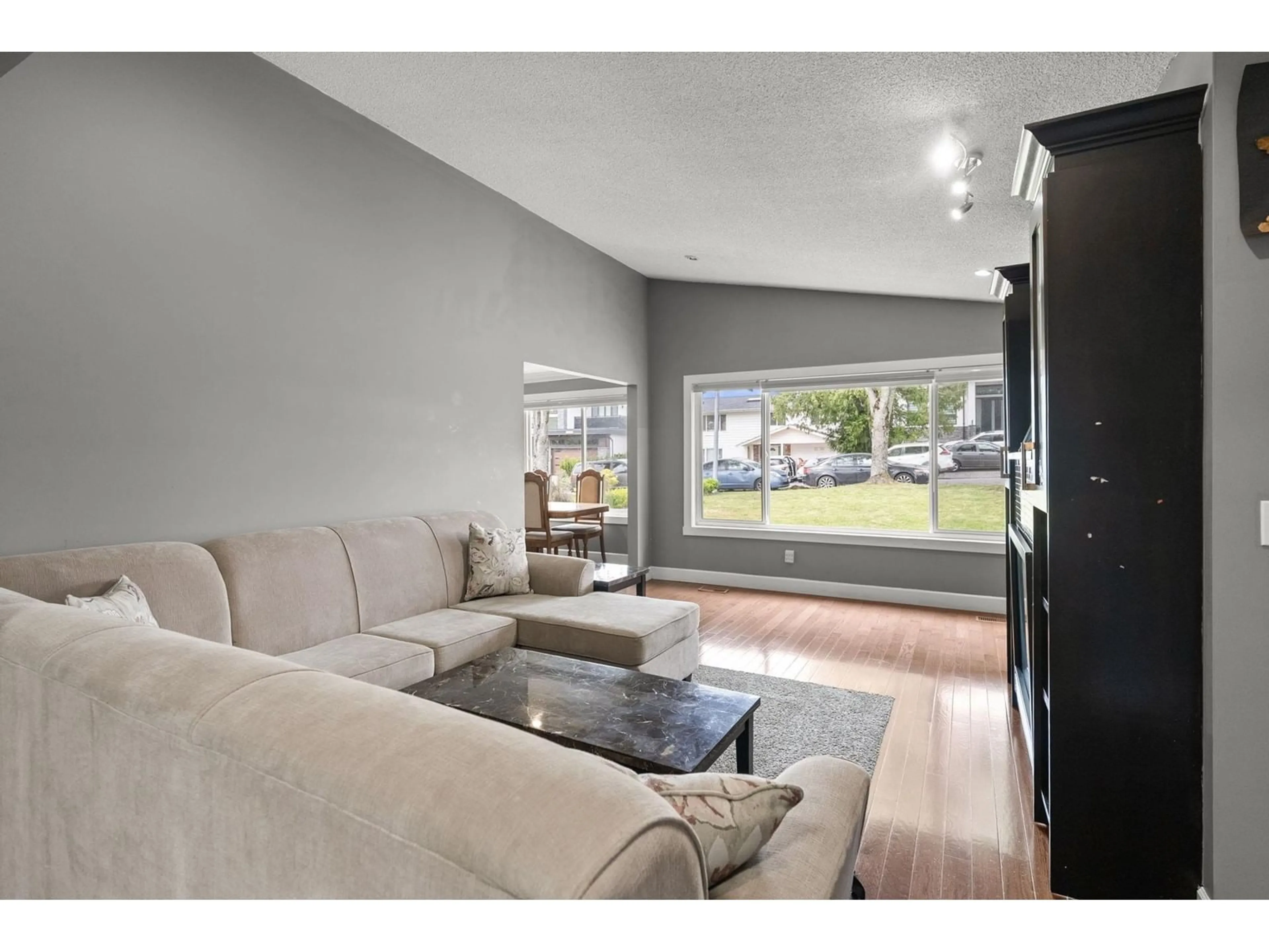 Living room with furniture, wood/laminate floor for 15042 85A, Surrey British Columbia V3S6A5