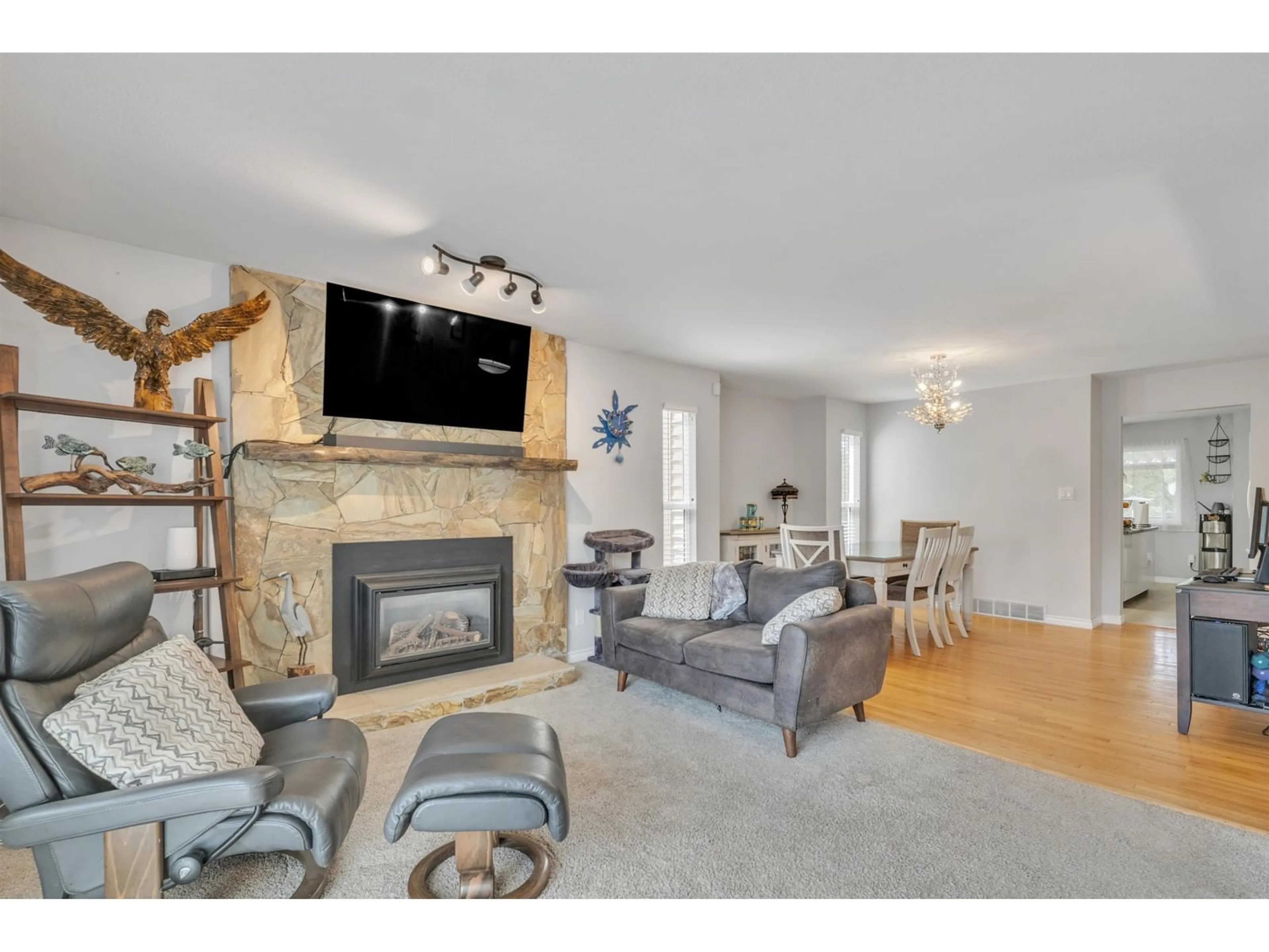 Living room with furniture, unknown for 8983 204, Langley British Columbia V1M1A9