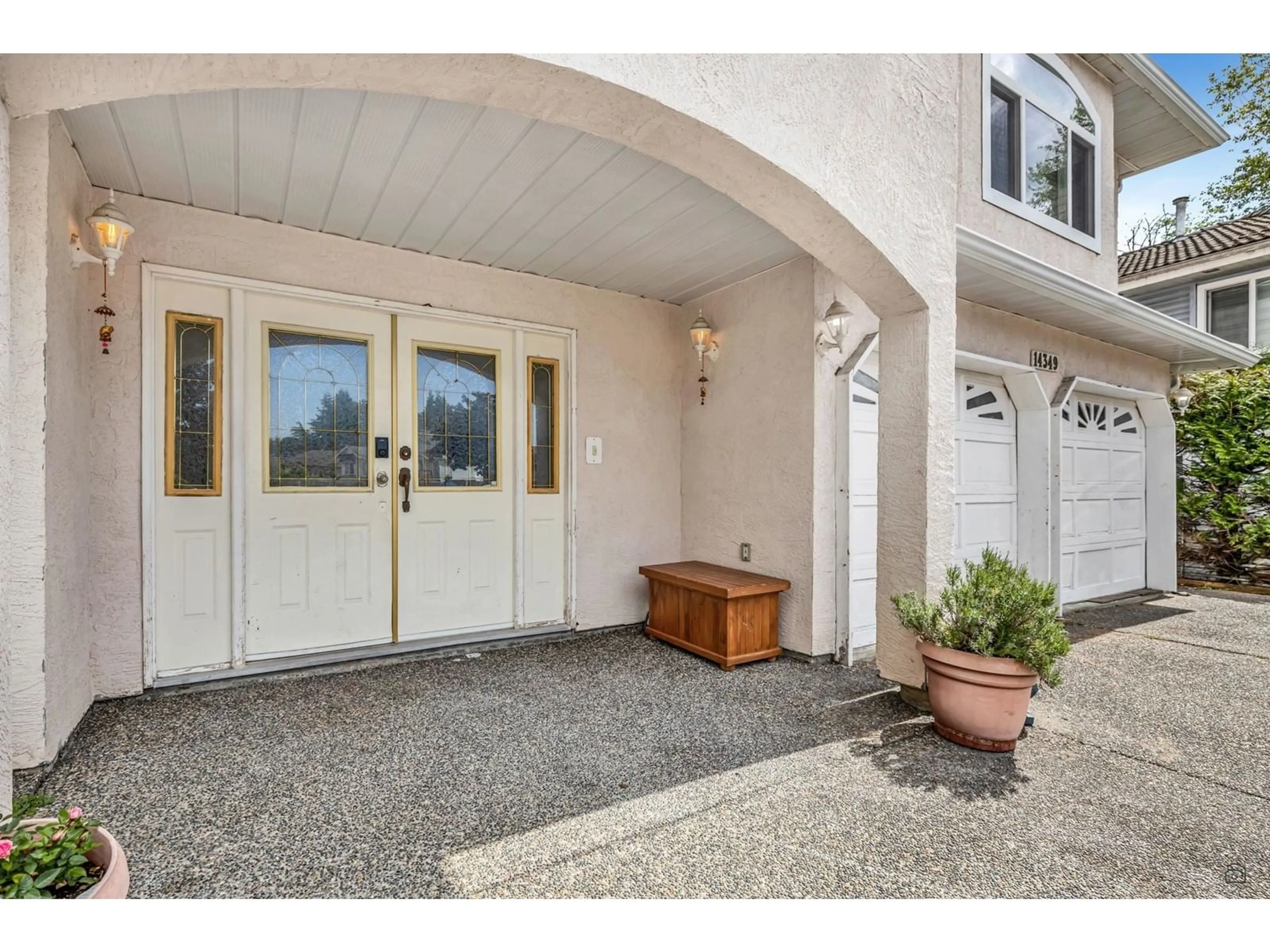Indoor entryway for 14349 90, Surrey British Columbia V3V7W2