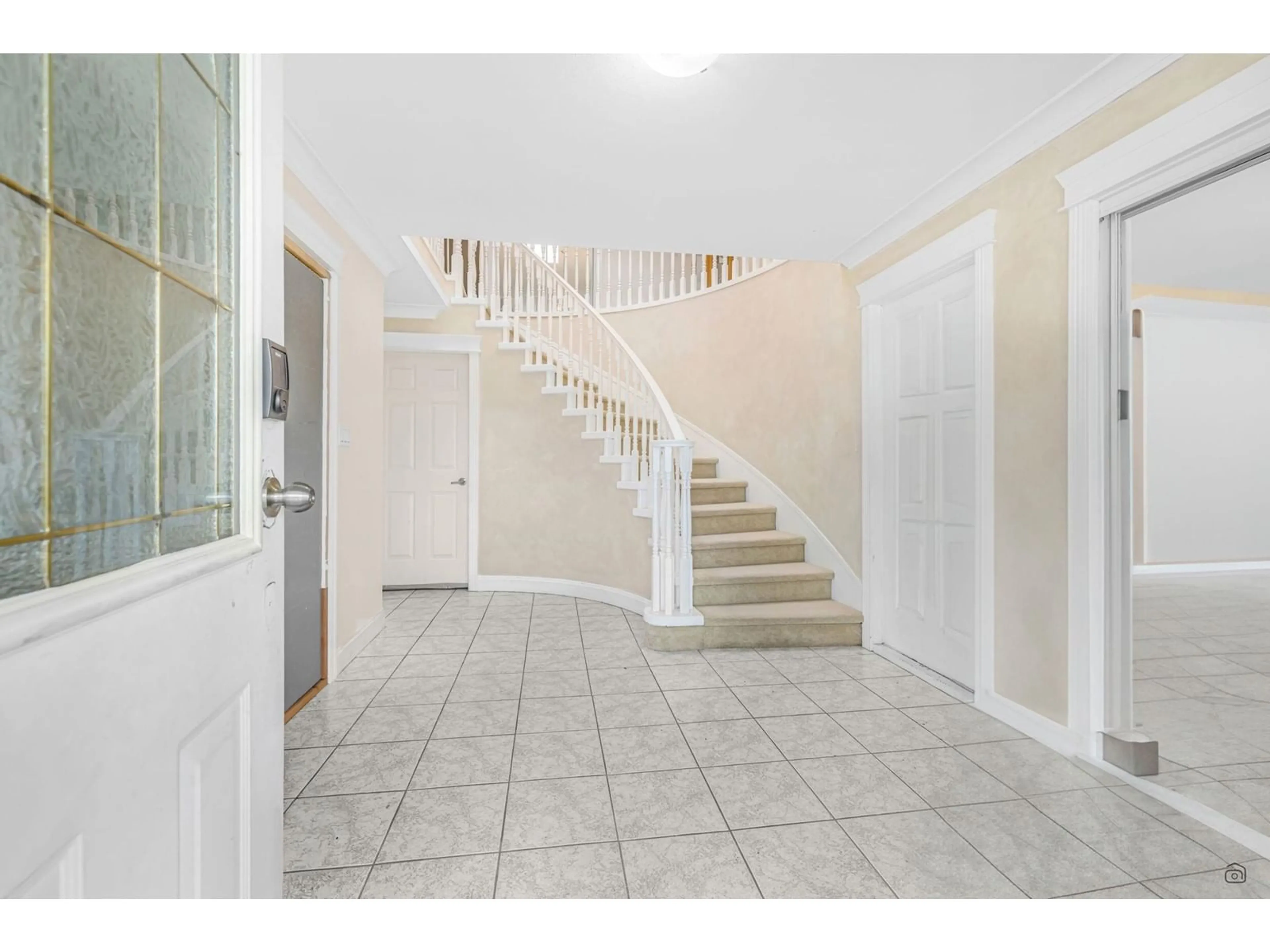 Indoor foyer for 14349 90, Surrey British Columbia V3V7W2