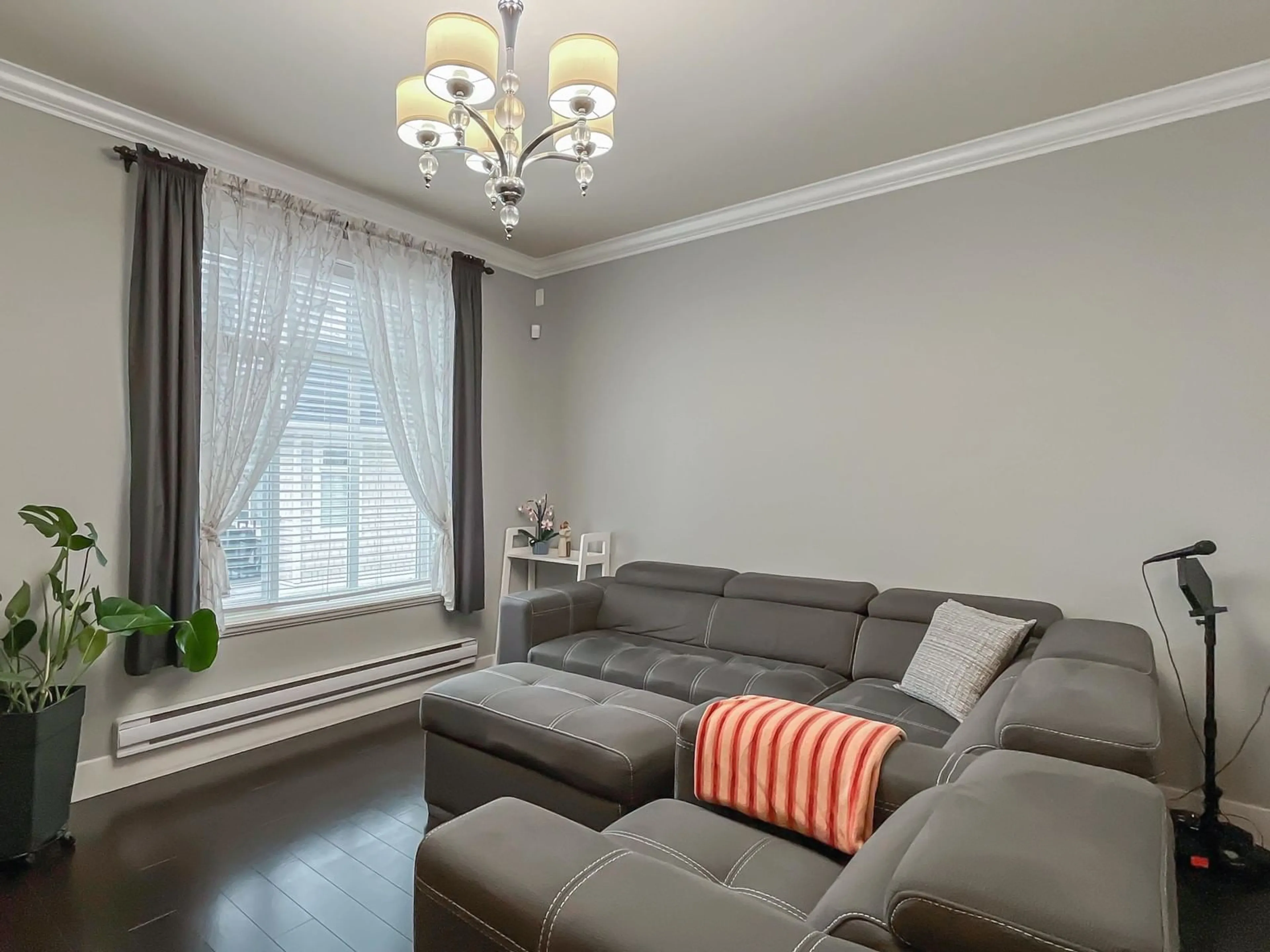 Living room with furniture, wood/laminate floor for 3 - 8433 164TH, Surrey British Columbia V4N0V9