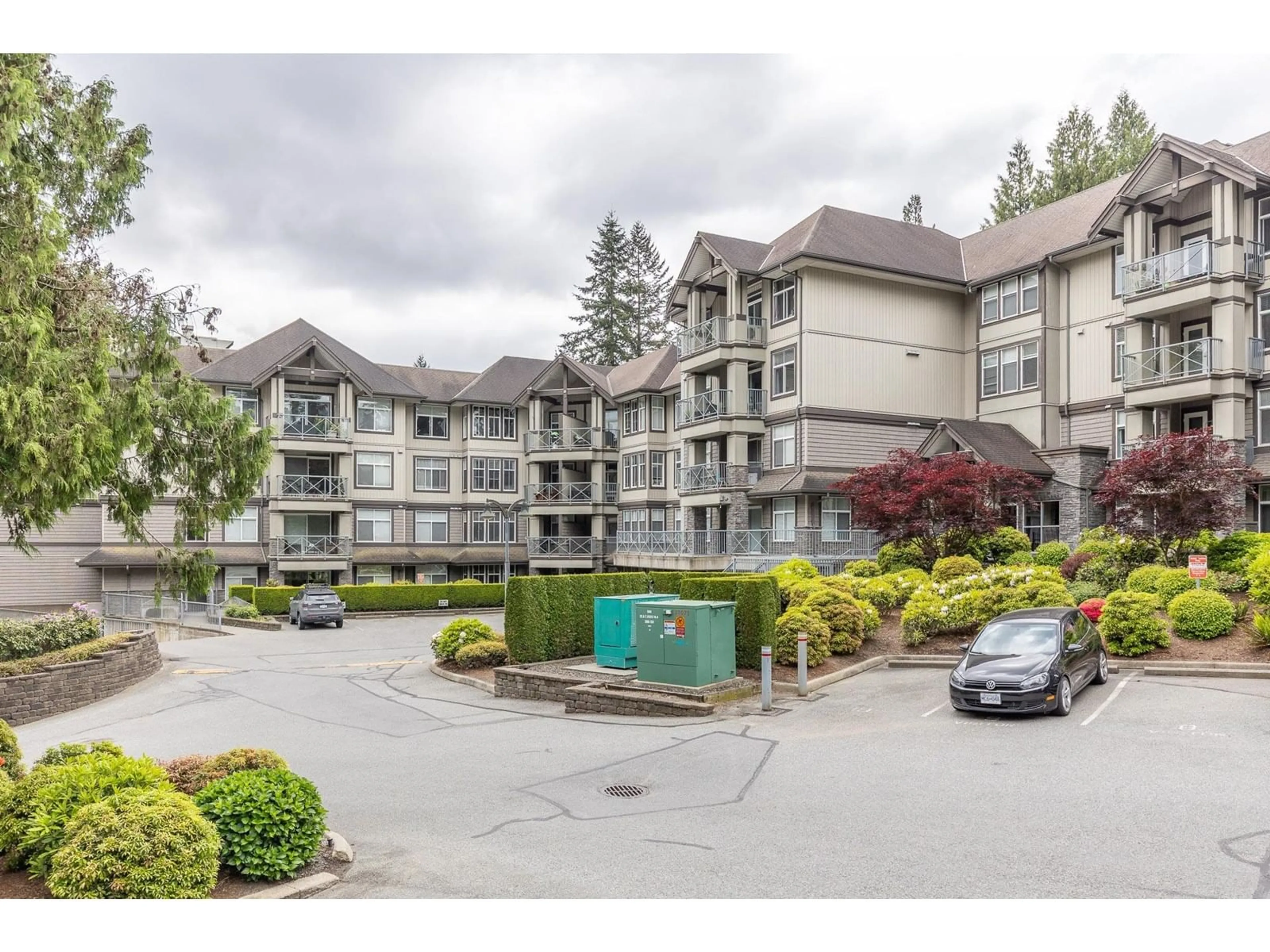 A pic from outside/outdoor area/front of a property/back of a property/a pic from drone, mountain view for 313 - 33318 E. BOURQUIN, Abbotsford British Columbia V2S0A6