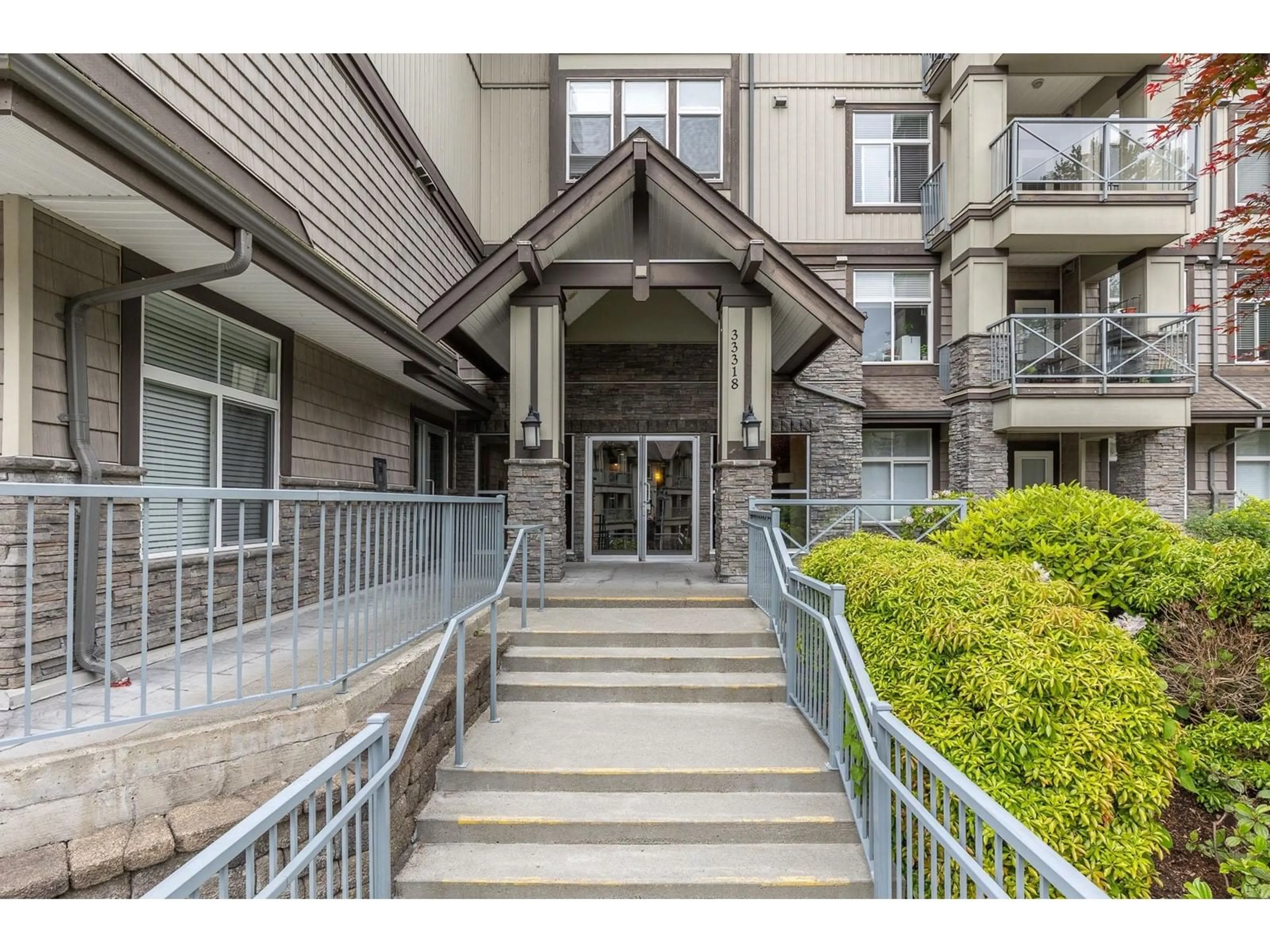 Indoor foyer for 313 - 33318 E. BOURQUIN, Abbotsford British Columbia V2S0A6