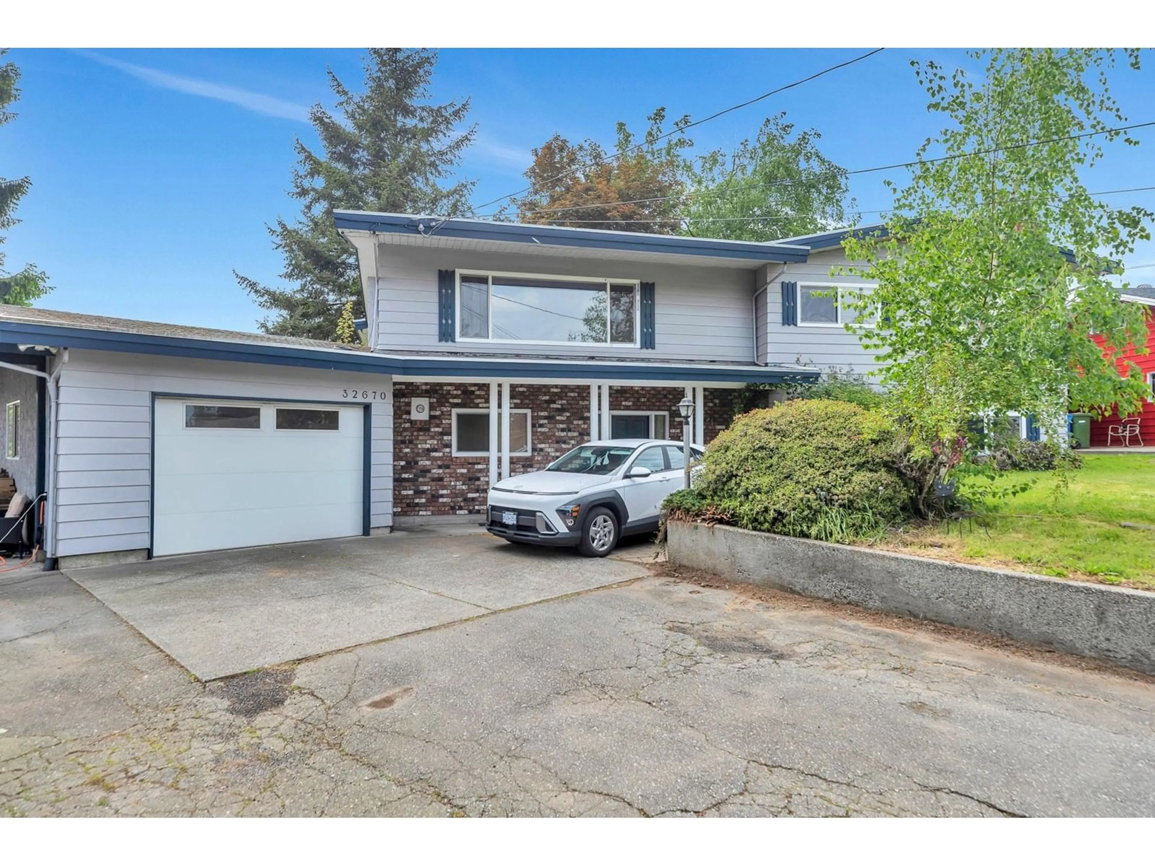 Home with vinyl exterior material, street for 32670 AVALON, Abbotsford British Columbia V2T3S6