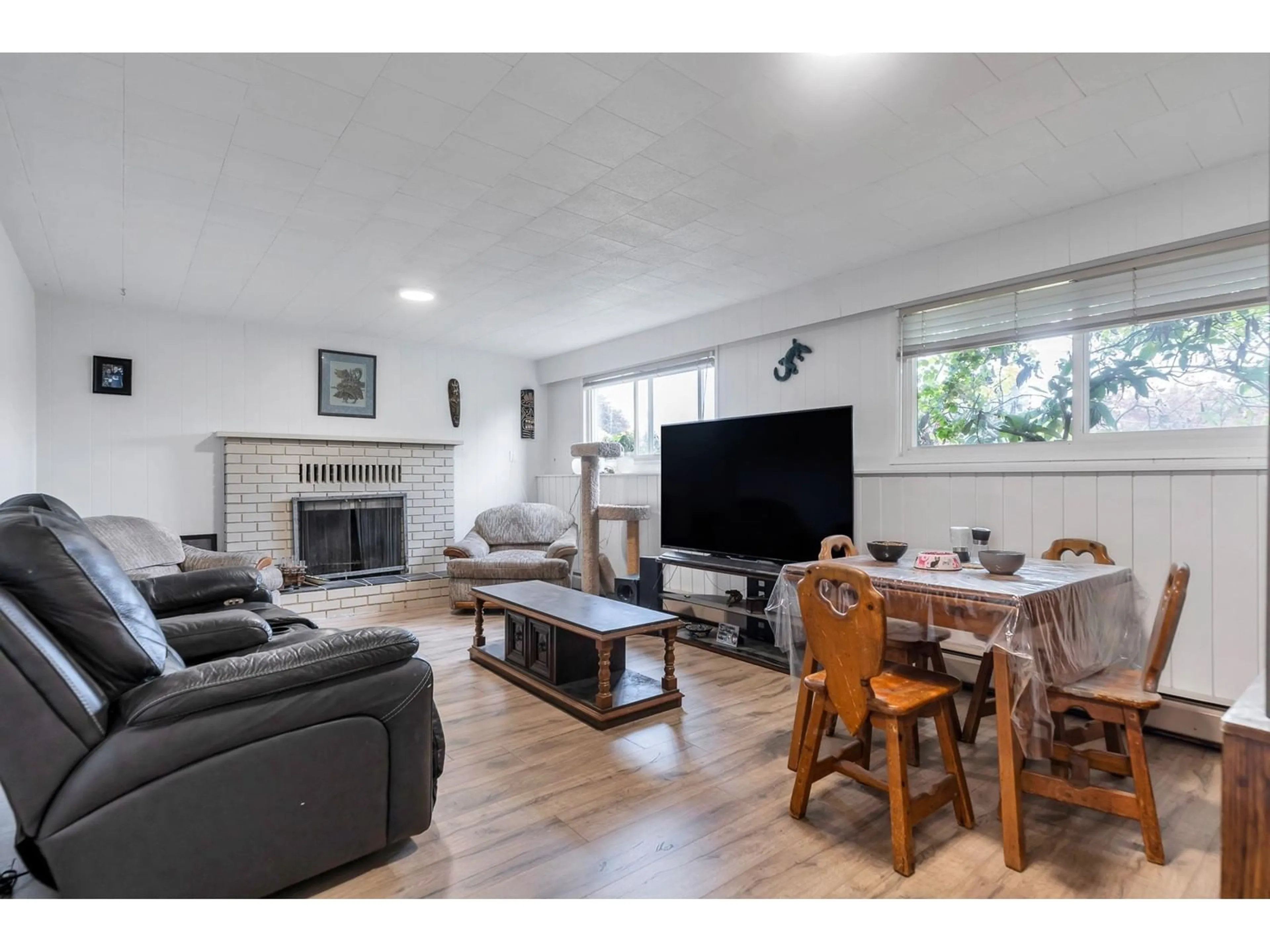 Living room with furniture, wood/laminate floor for 32670 AVALON, Abbotsford British Columbia V2T3S6