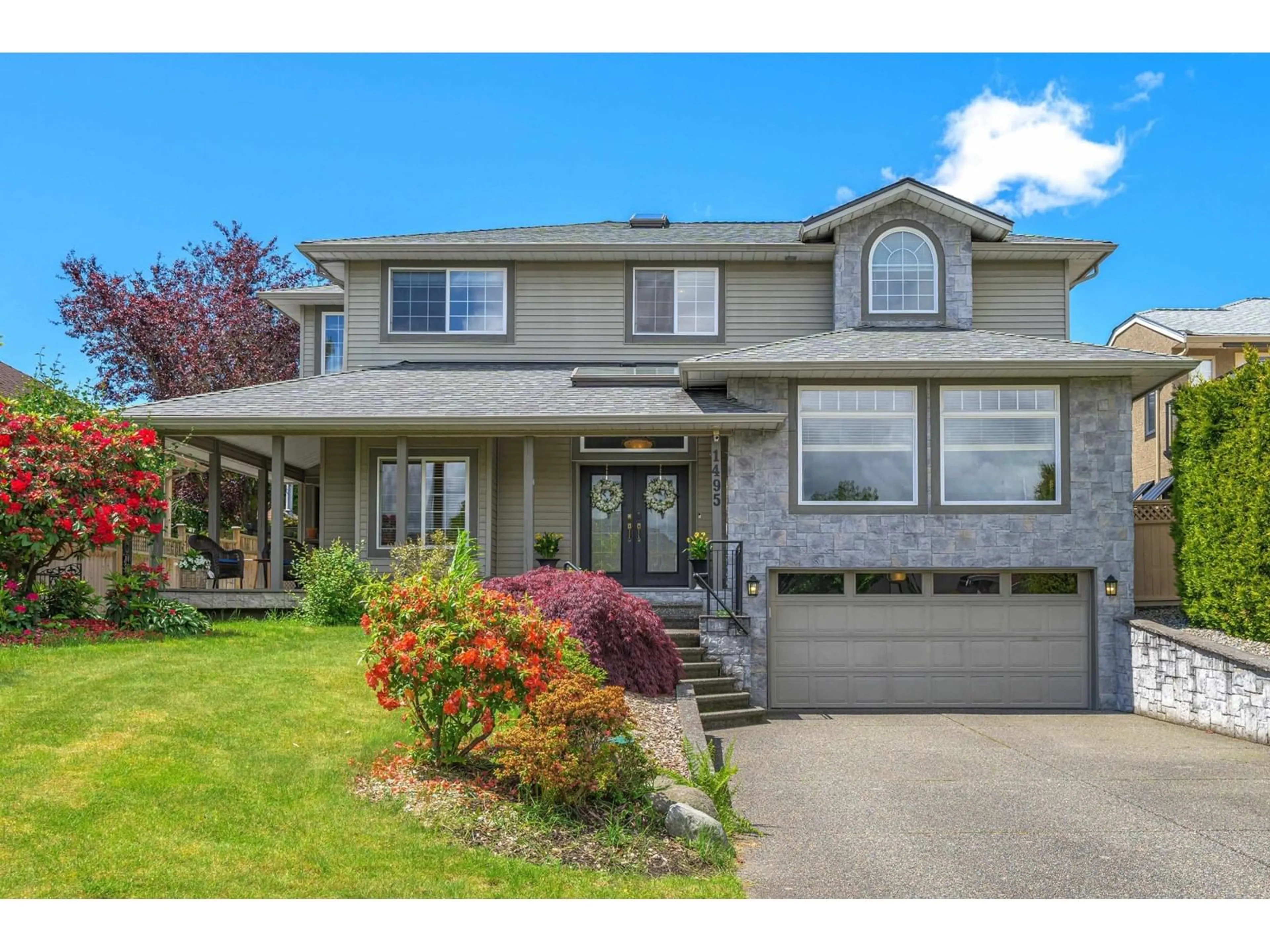 Home with vinyl exterior material, street for 1495 161 B, Surrey British Columbia V4A9R3
