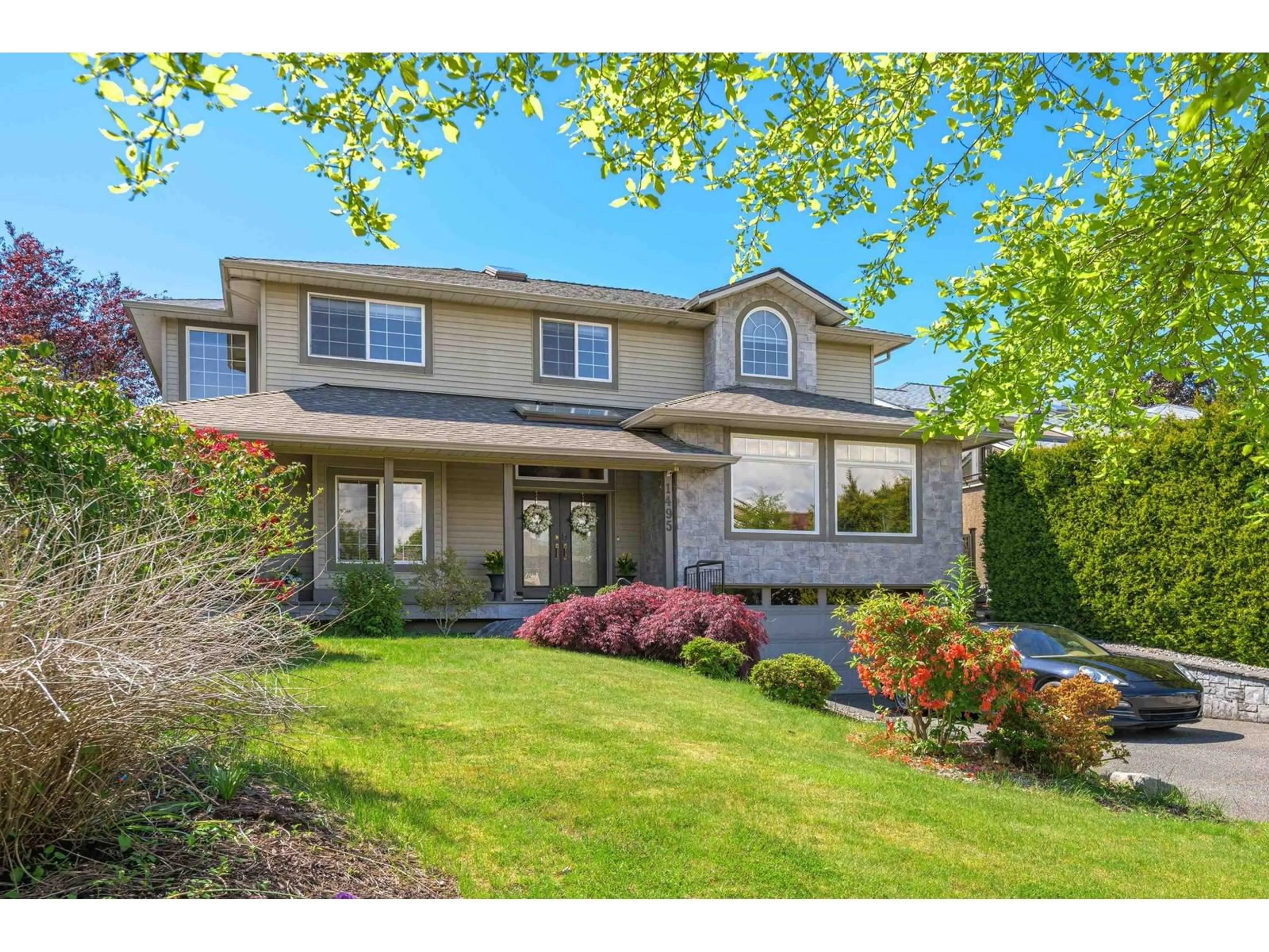 Home with vinyl exterior material, street for 1495 161 B, Surrey British Columbia V4A9R3