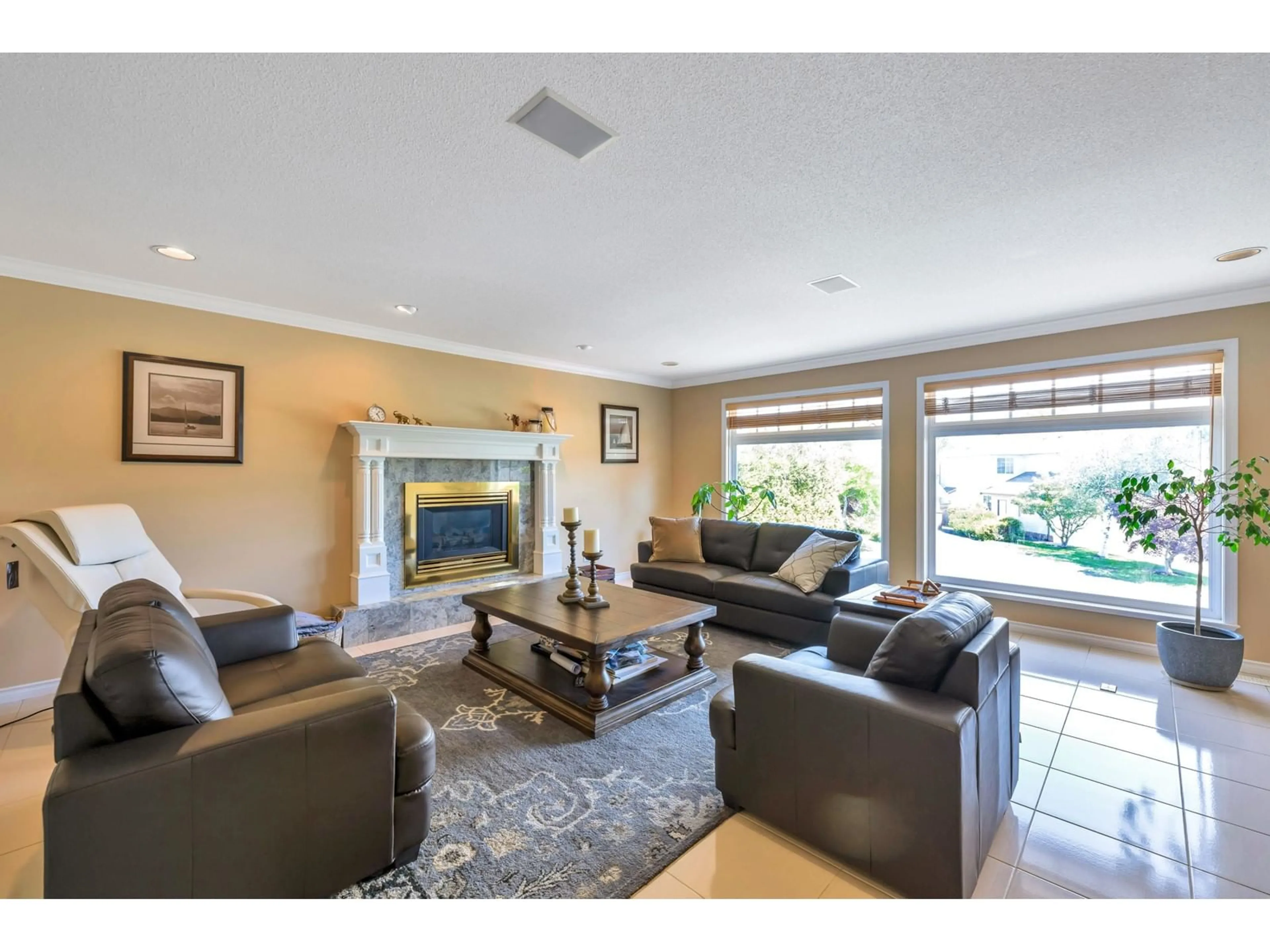 Living room with furniture, unknown for 1495 161 B, Surrey British Columbia V4A9R3