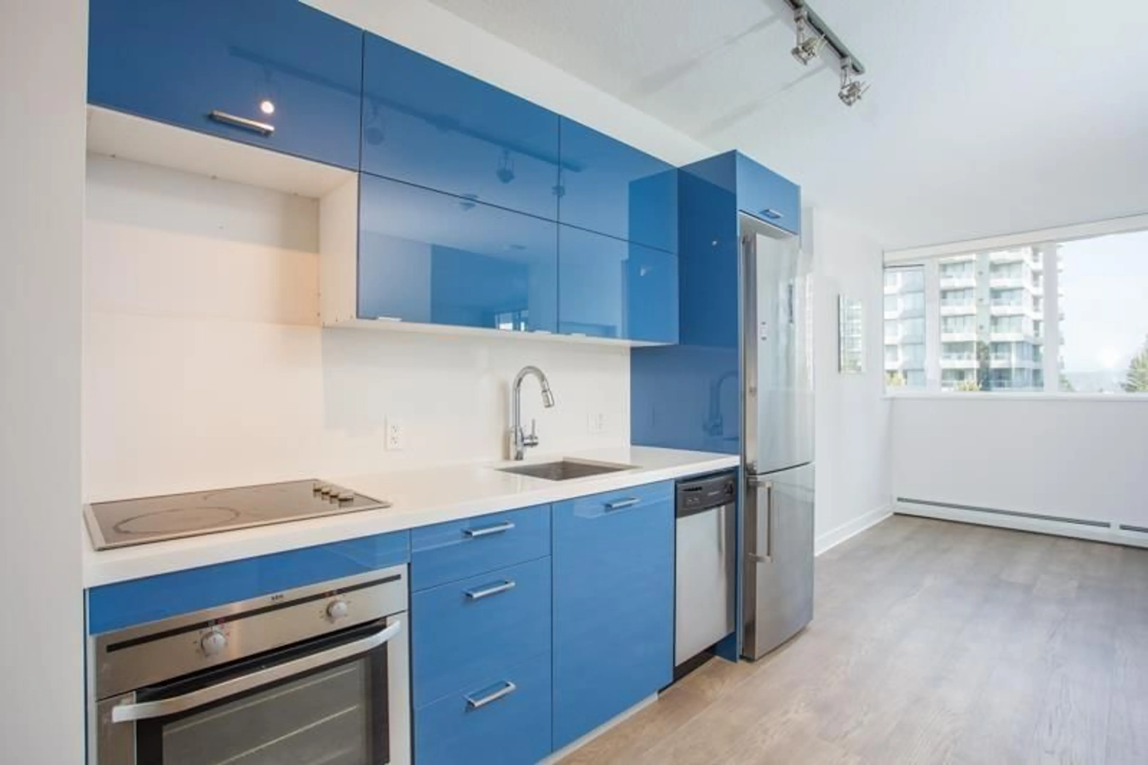 Standard kitchen, ceramic/tile floor for 510 - 13380 108, Surrey British Columbia V3T0E7