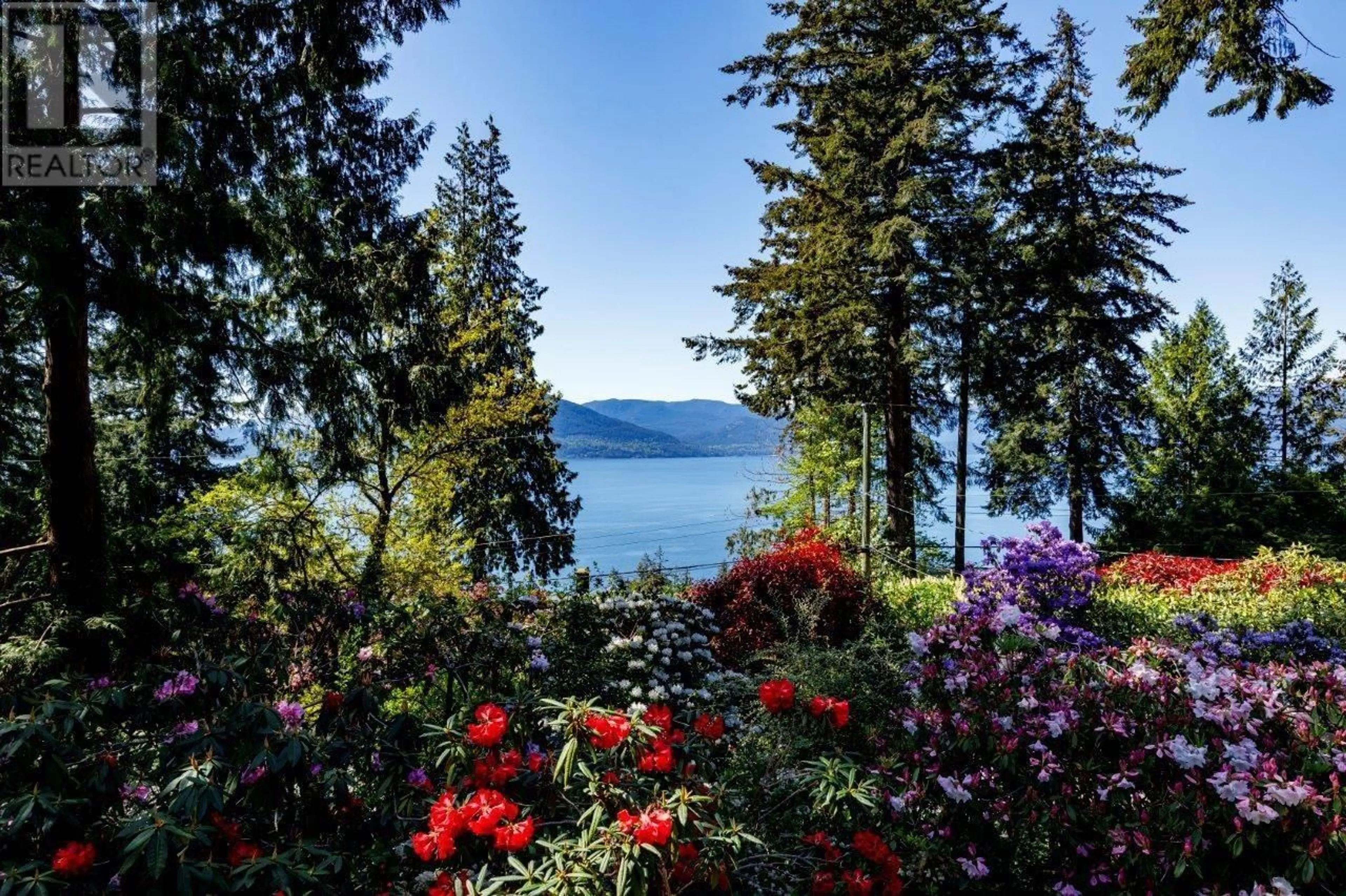 Patio, water/lake/river/ocean view for 90 OCEANVIEW ROAD, Lions Bay British Columbia V0N2E0