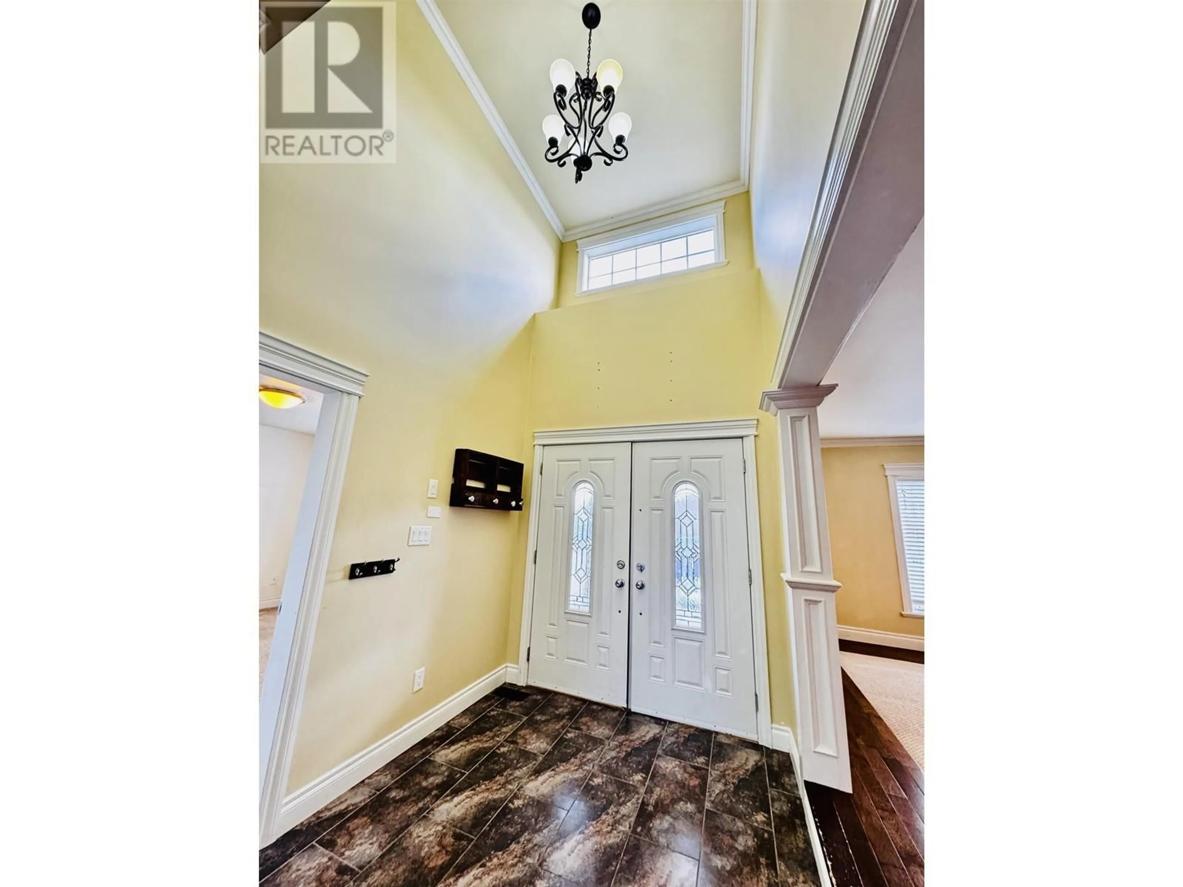 Indoor foyer for 3308 CHARTWELL AVENUE, Prince George British Columbia V2N6Z8