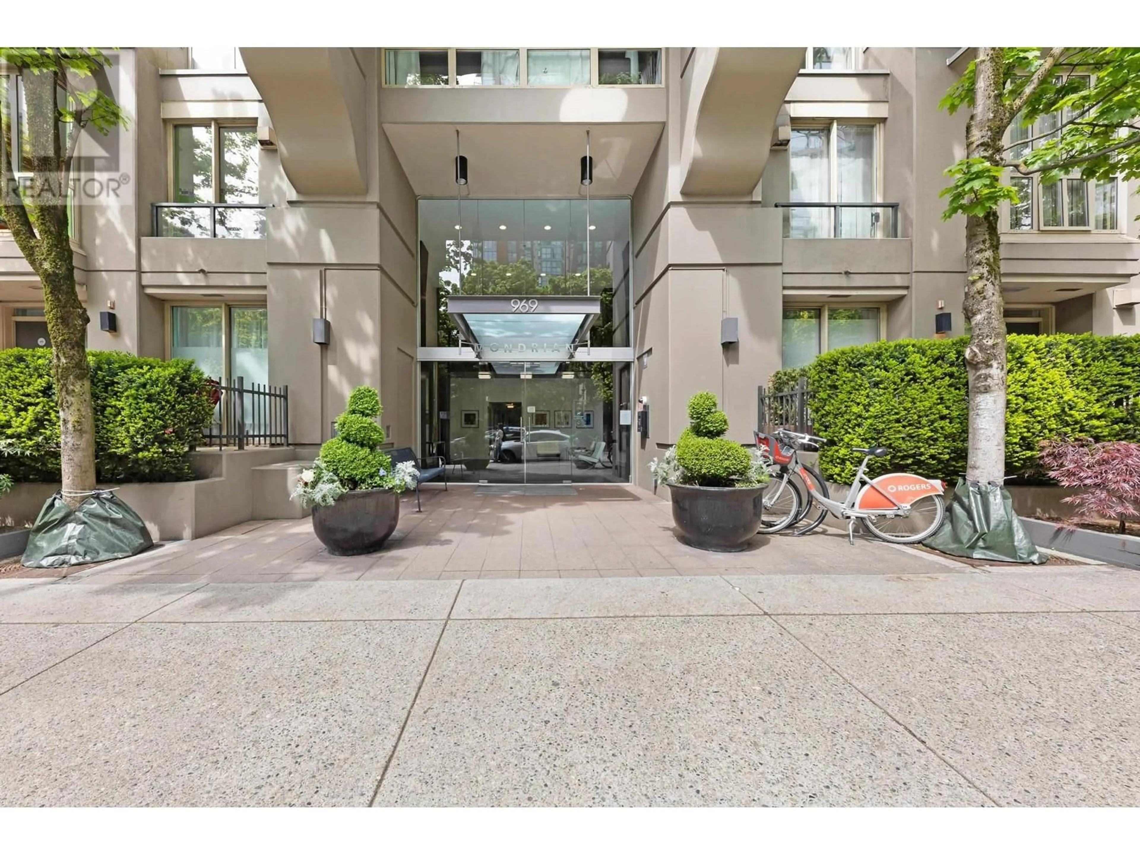 Indoor foyer for 505 - 969 RICHARDS STREET, Vancouver British Columbia V6B1A8