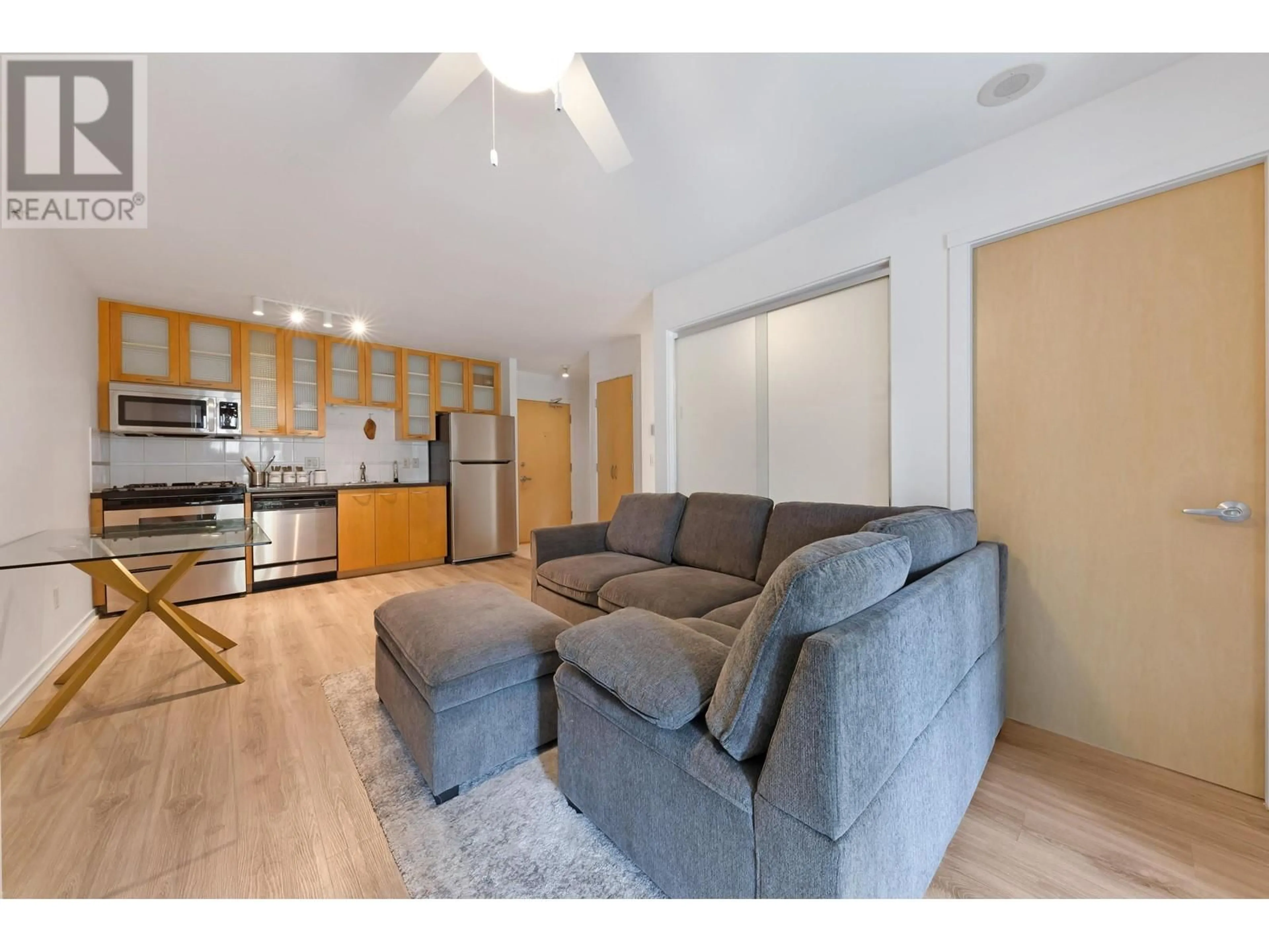 Living room with furniture, wood/laminate floor for 505 - 969 RICHARDS STREET, Vancouver British Columbia V6B1A8