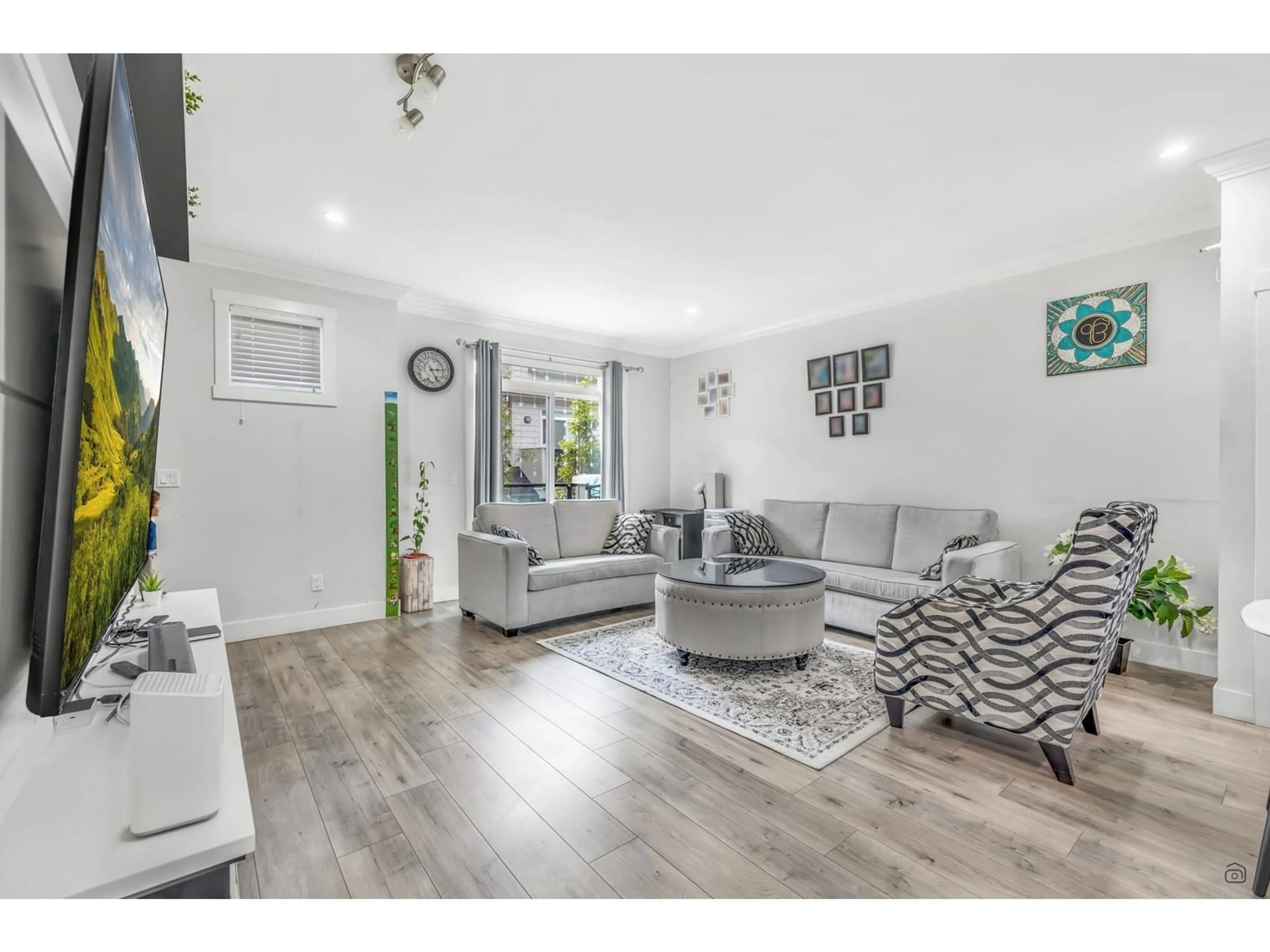 Living room with furniture, wood/laminate floor for 35 - 13898 64, Surrey British Columbia V3W1L6