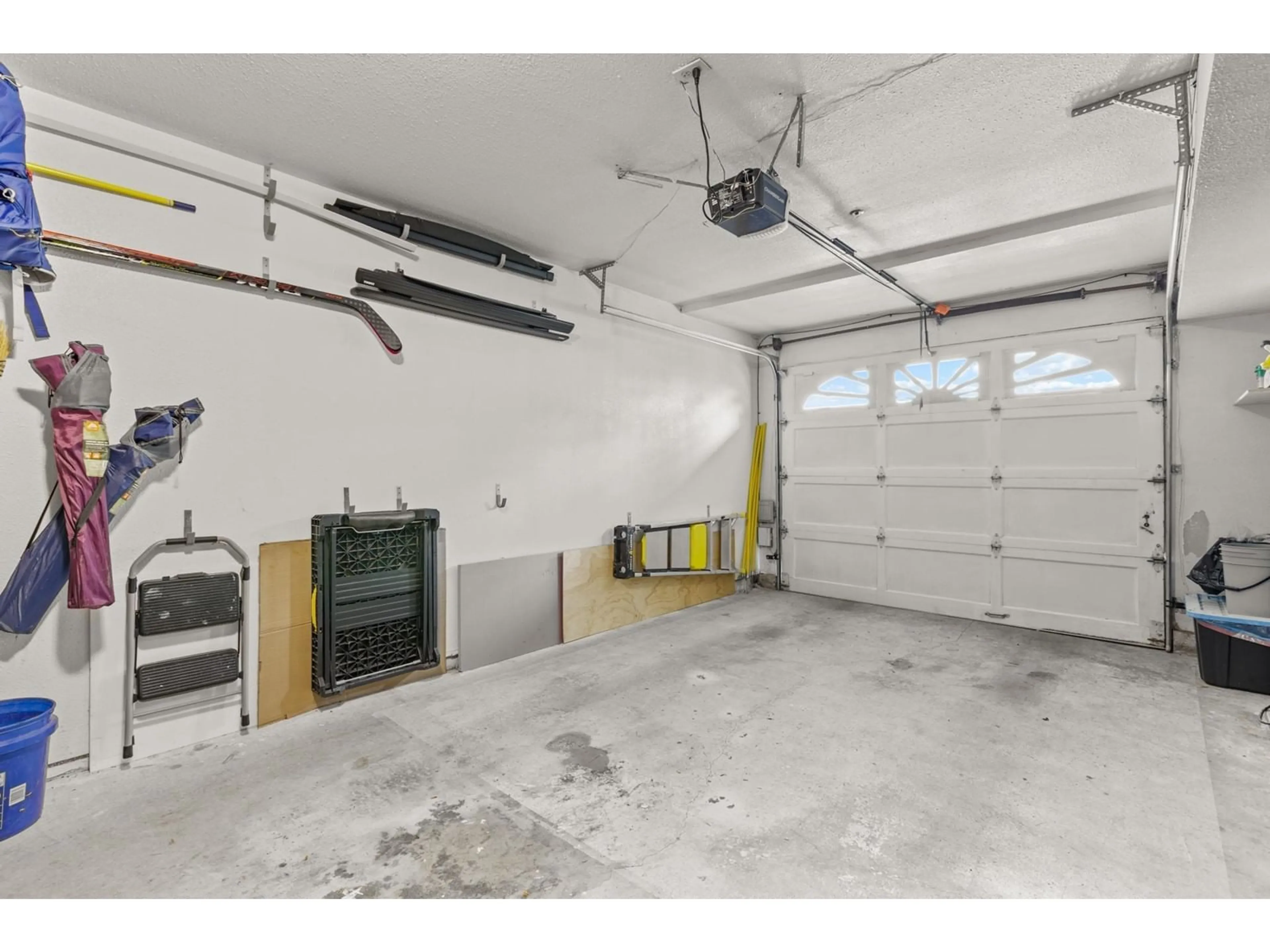 Indoor garage for 6 - 3087 IMMEL, Abbotsford British Columbia V2S6Z6