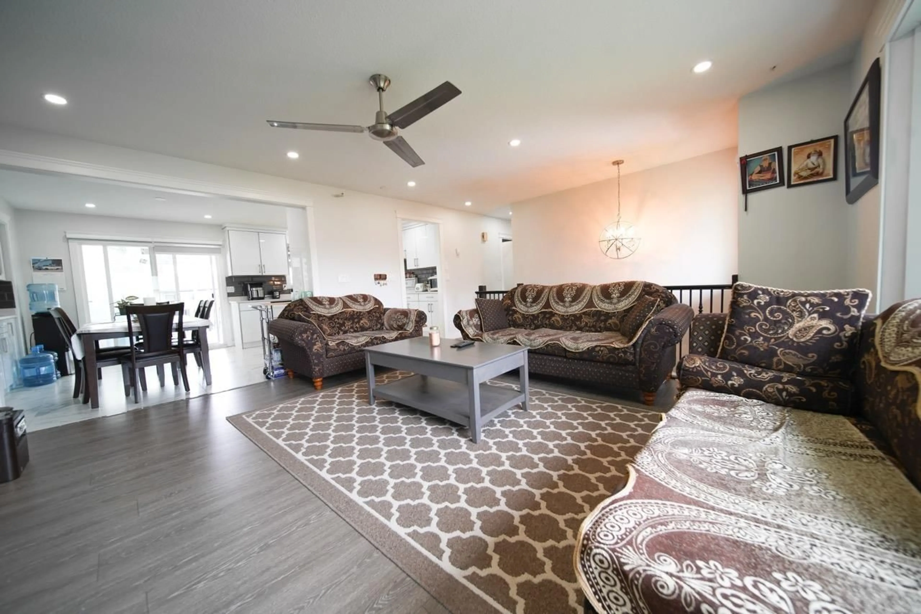 Living room with furniture, wood/laminate floor for 33464 KINGSLEY, Abbotsford British Columbia V2S6J6
