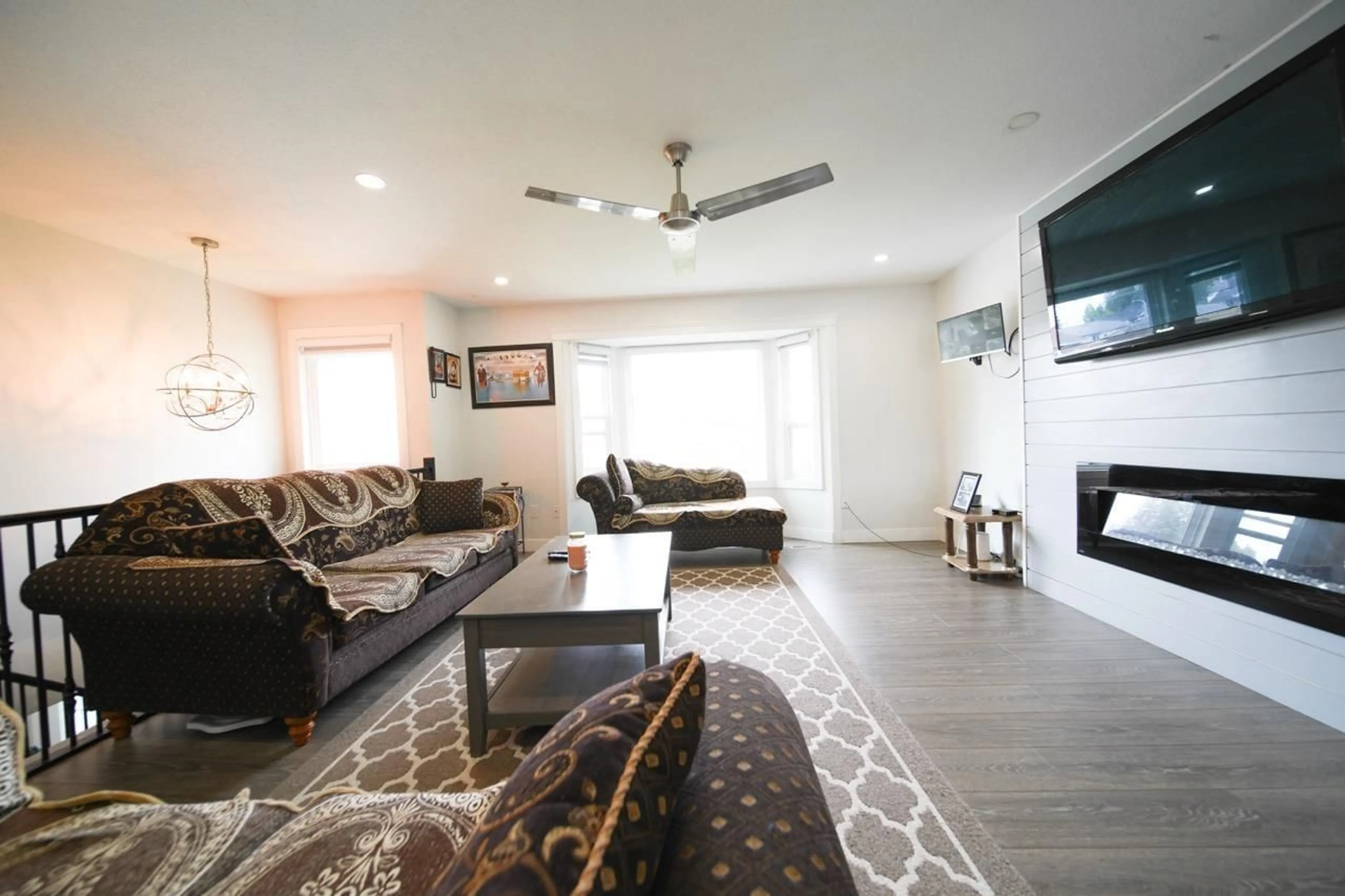 Living room with furniture, unknown for 33464 KINGSLEY, Abbotsford British Columbia V2S6J6