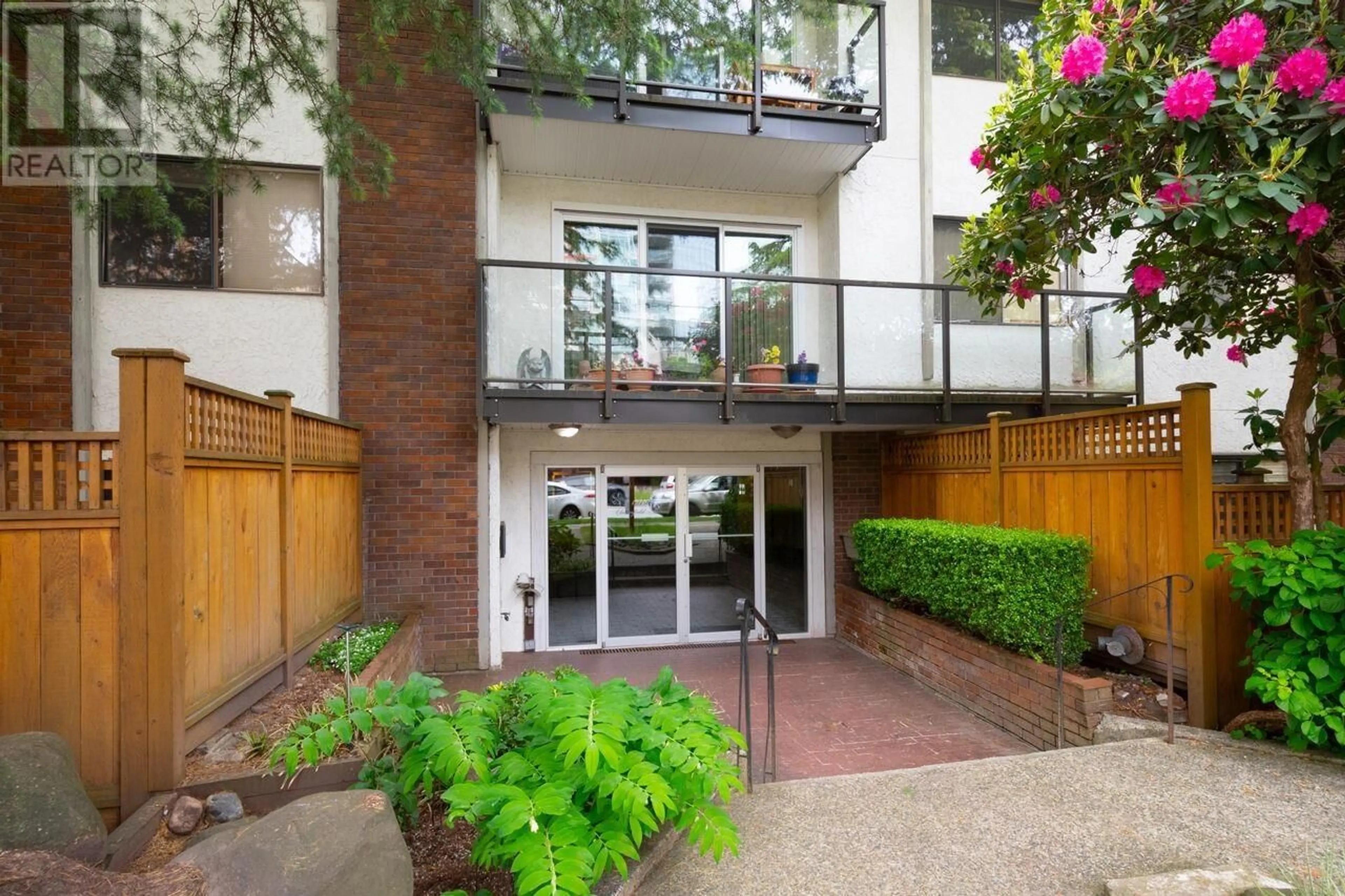 Patio, street for 304 - 1515 CHESTERFIELD AVENUE, North Vancouver British Columbia V7M2N5