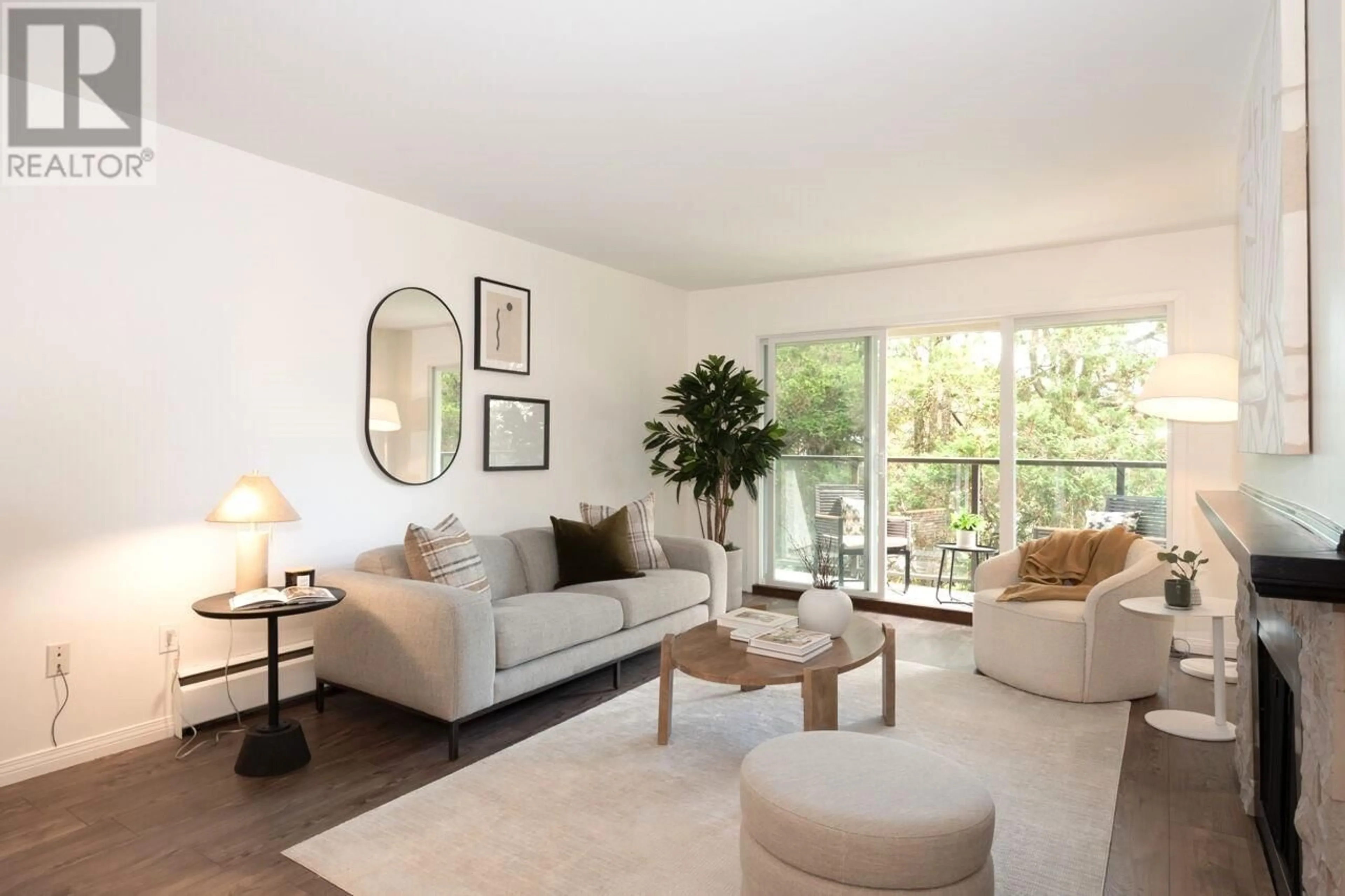 Living room with furniture, unknown for 304 - 1515 CHESTERFIELD AVENUE, North Vancouver British Columbia V7M2N5