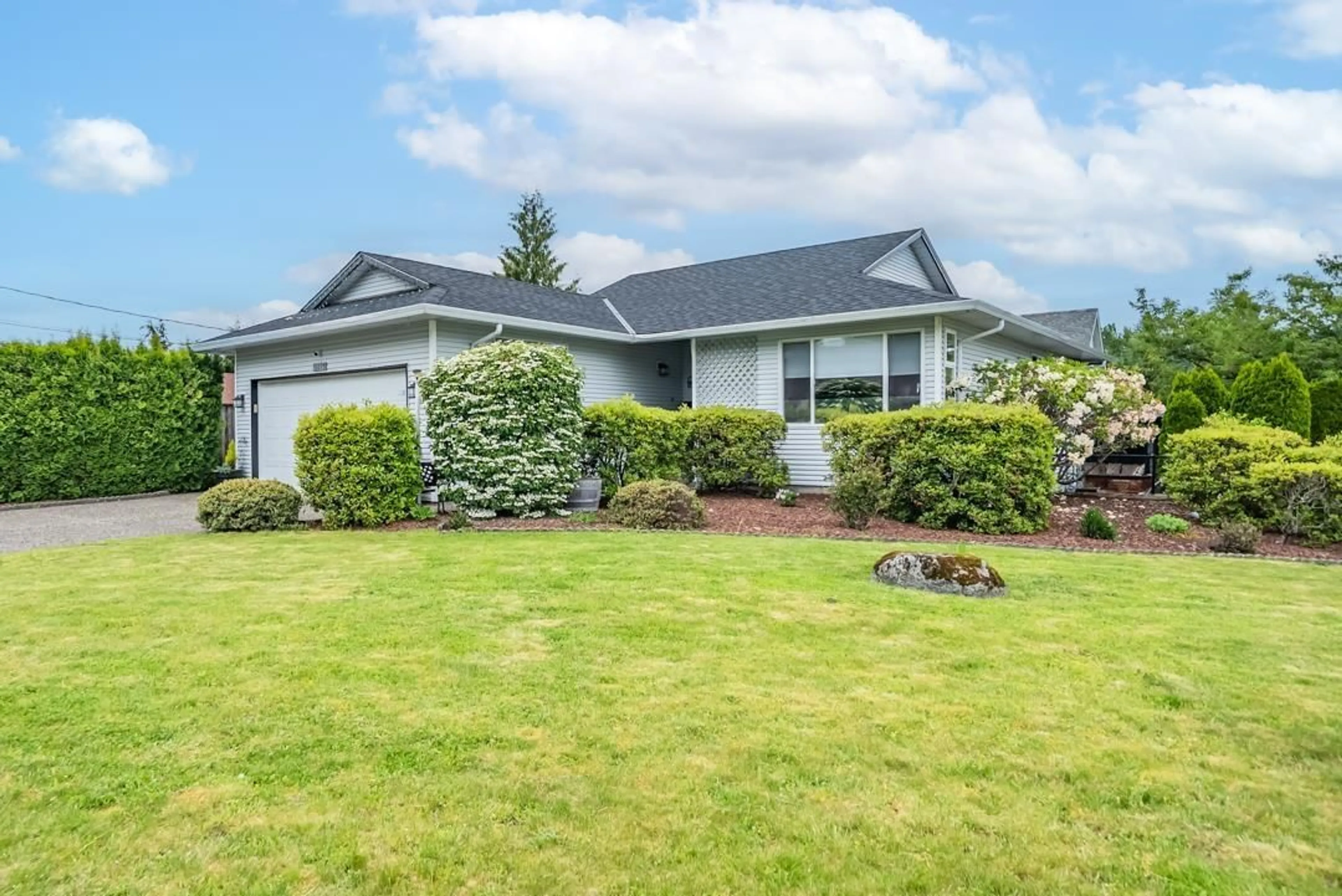 Home with vinyl exterior material, street for 33275 CHERRY, Mission British Columbia V2V2V3