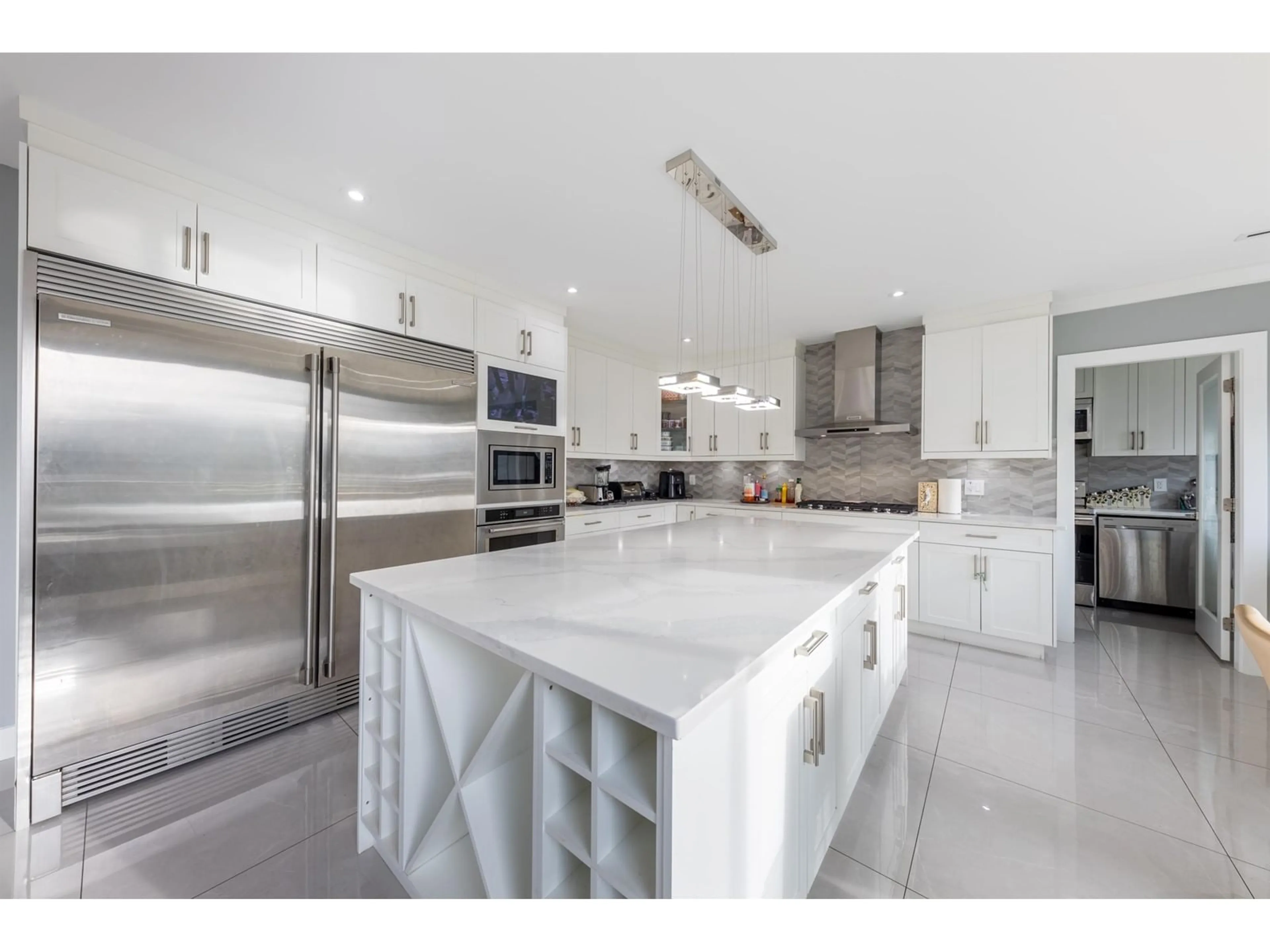 Open concept kitchen, ceramic/tile floor for 17268 61A, Surrey British Columbia V3S4V7