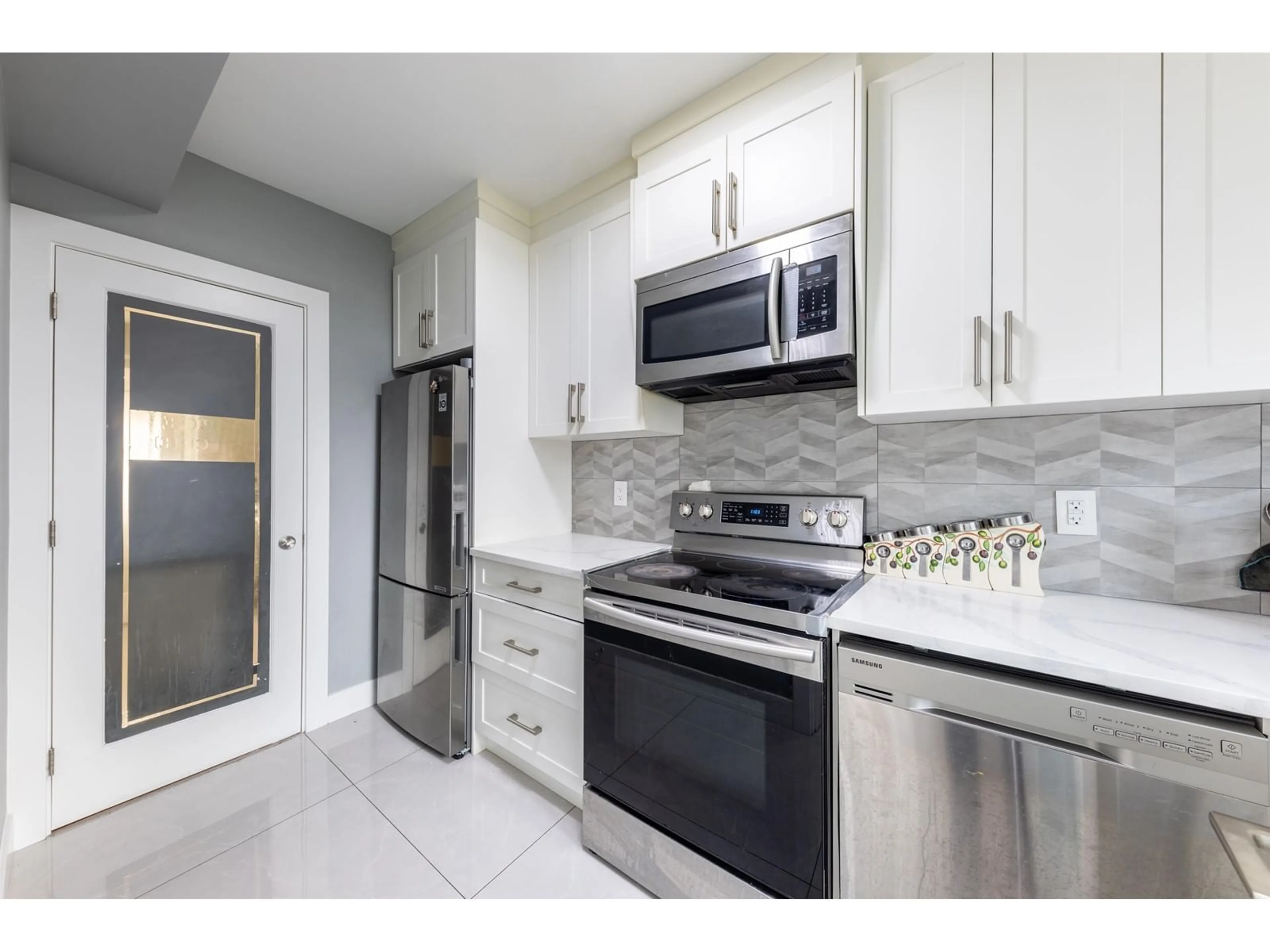 Standard kitchen, ceramic/tile floor for 17268 61A, Surrey British Columbia V3S4V7