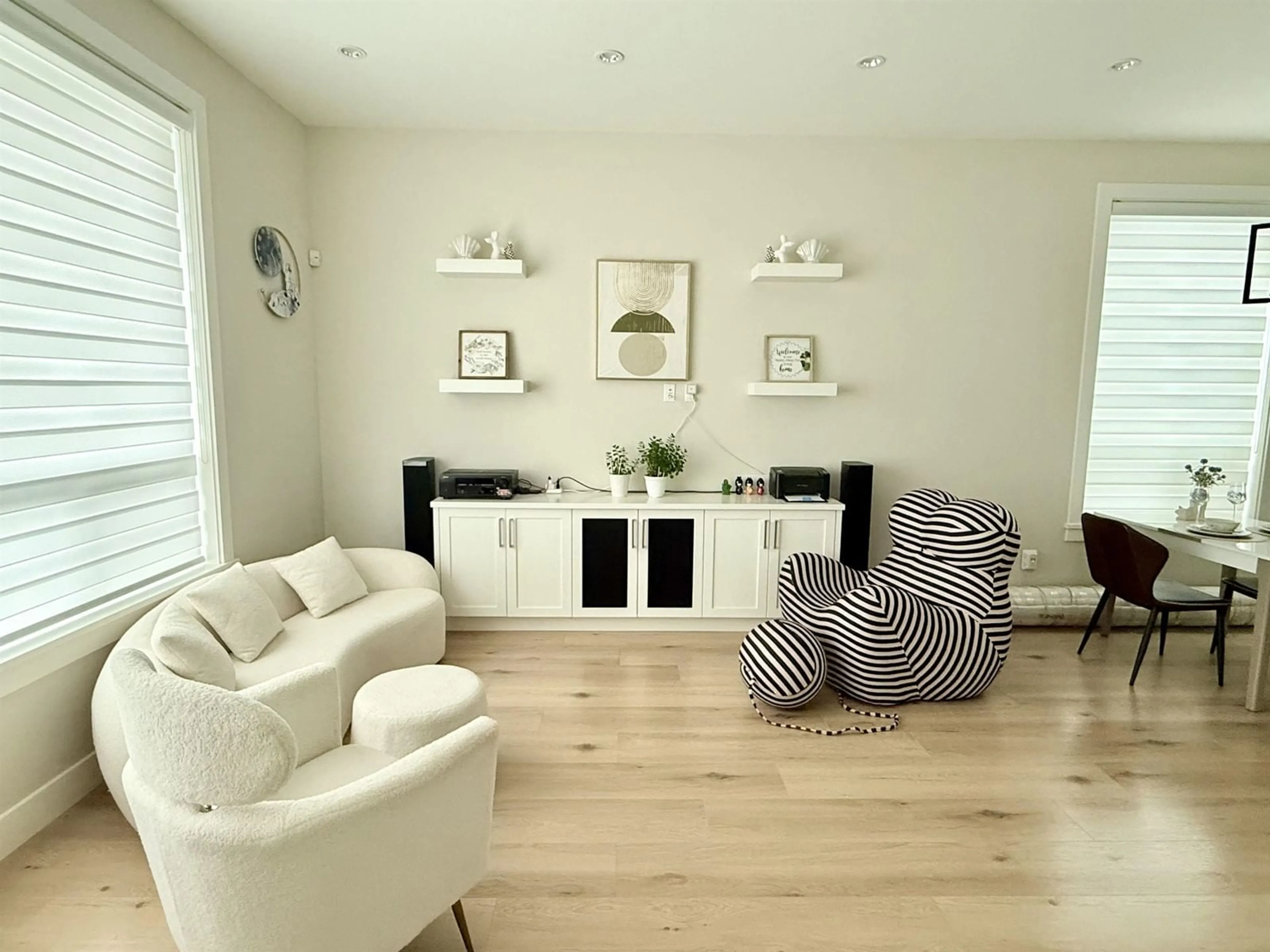 Living room with furniture, wood/laminate floor for 16774 20A, Surrey British Columbia V3Z9M9